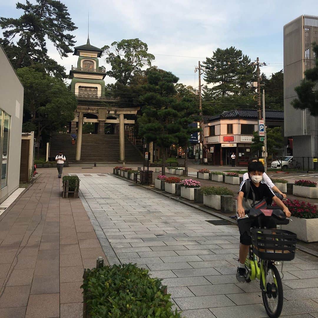 増山敬子さんのインスタグラム写真 - (増山敬子Instagram)「金沢では車移動もしてましたが、自転車での移動もしたの！ すっごく楽しかったよー！ 自転車って地元でしか乗らないもの！なんて認識だったけどこんなに旅先で自転車移動が楽しいなんて新しい発見で、そこから違う街でも自転車を借りるようになりました🚲 我が家は美術館から色んなところをみて金沢駅まで自転車移動を楽しみました💗特に子供達は、電動自転車に感動してました🥺✨✨ 二人を乗せて電動自転車をこいでた時期が懐かしいなぁぁ。」8月29日 19時57分 - keikomasuyama