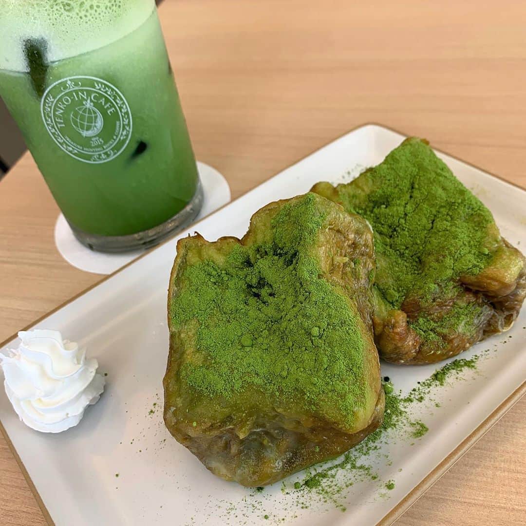 のインスタグラム：「【渋谷　天狼院カフェ】 抹茶のフレンチトースト🐒 ㅤㅤㅤㅤㅤㅤㅤㅤㅤㅤㅤㅤㅤ 🏠#渋谷　#天狼院カフェ 🚶‍♂️ JR山手線 渋谷駅(B1) 徒歩3分 📖抹茶のフレンチトースト(¥500) アイス抹茶ラテ(¥520+tax) アイスほうじ茶ラテ(¥520+tax) ㅤㅤㅤㅤㅤㅤㅤㅤㅤㅤㅤㅤㅤ 渋谷レイヤードミヤシタパーク3Fにできたカフェ。 ㅤㅤㅤㅤㅤㅤㅤㅤㅤㅤㅤㅤㅤ 表面が抹茶粉たっぷり。 あったかくて中はトロッとしてる。 中までは抹茶の味はしないけど、パンがもちもちですごく美味しい。 甘すぎない。ちょこっとだけ乗ったクリームと食べると美味しい。  ラテがすっきりした甘さで美味しかった！ ほうじ茶の方が味濃い ただドリンク泡すごいな笑  ㅤㅤㅤㅤㅤㅤㅤㅤㅤㅤㅤㅤㅤ 店内はカジュアルで入りやすい雰囲気。 Wi-Fiあり 店内広い席数多い。オープンスペース感あり。 気軽に誰でも入れる。 年齢層幅広く男性もいる。 お水とかはセルフ ㅤㅤㅤㅤㅤㅤㅤㅤㅤㅤㅤㅤㅤ オシャレカフェとかではなく。チェーン店的な雰囲気だった。 お一人様はめちゃくちゃしやすいと思う。 軽い休憩にはぴったりだしレイヤード行った休憩がてらにいいね。 ㅤㅤㅤㅤㅤㅤㅤㅤㅤㅤㅤㅤㅤ 他の人の投稿見たら店員さんの加減で、抹茶粉とかクリームとか量変わるみたい。 ㅤㅤㅤㅤㅤㅤㅤㅤㅤㅤㅤㅤㅤ 新しくできたところだからちょこっとずつ惜しいね笑 でもおいしいよ！  抹茶のフレトーって珍しいわ〜  11:00〜21:00」