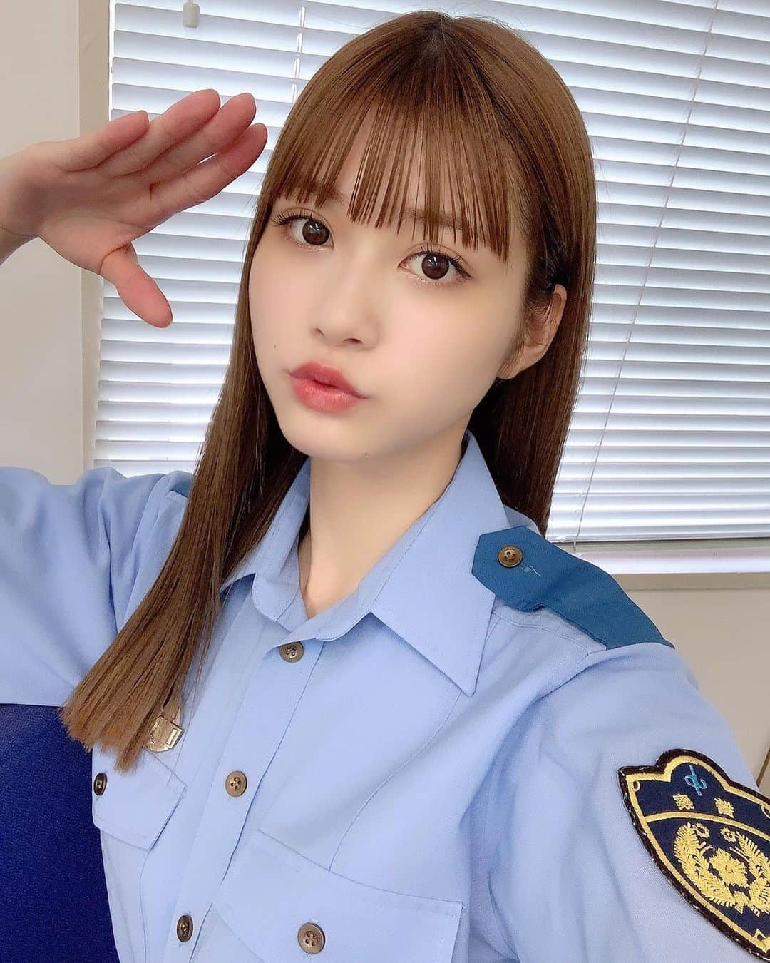 生見愛瑠さんのインスタグラム写真 - (生見愛瑠Instagram)「👮🏻‍♀️制服着ました👮🏻‍♀️  明日！！14時〜 TBSテレビ【こちら！押収ブツ係】 に出演させて頂きます！！ 今まで知らなかった事いっぱいで 勉強になりました！！！ クイズもあったの！ みなさんも一緒に考えてみて下さい＾＾ 是非チェックして下さい🌼🌼🌼」8月29日 19時51分 - meru_nukumi