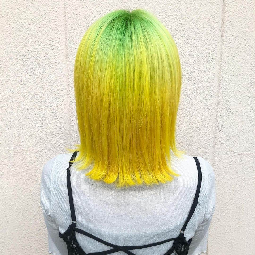 Miki Kajiwaraのインスタグラム：「ねもとキミドリ→キイロhair♡ . . キミドリからのキイロhairめっちゃ可愛かったぁー♡♡♡♡ . . 可愛いオシャレカラーでした♡♡♡」