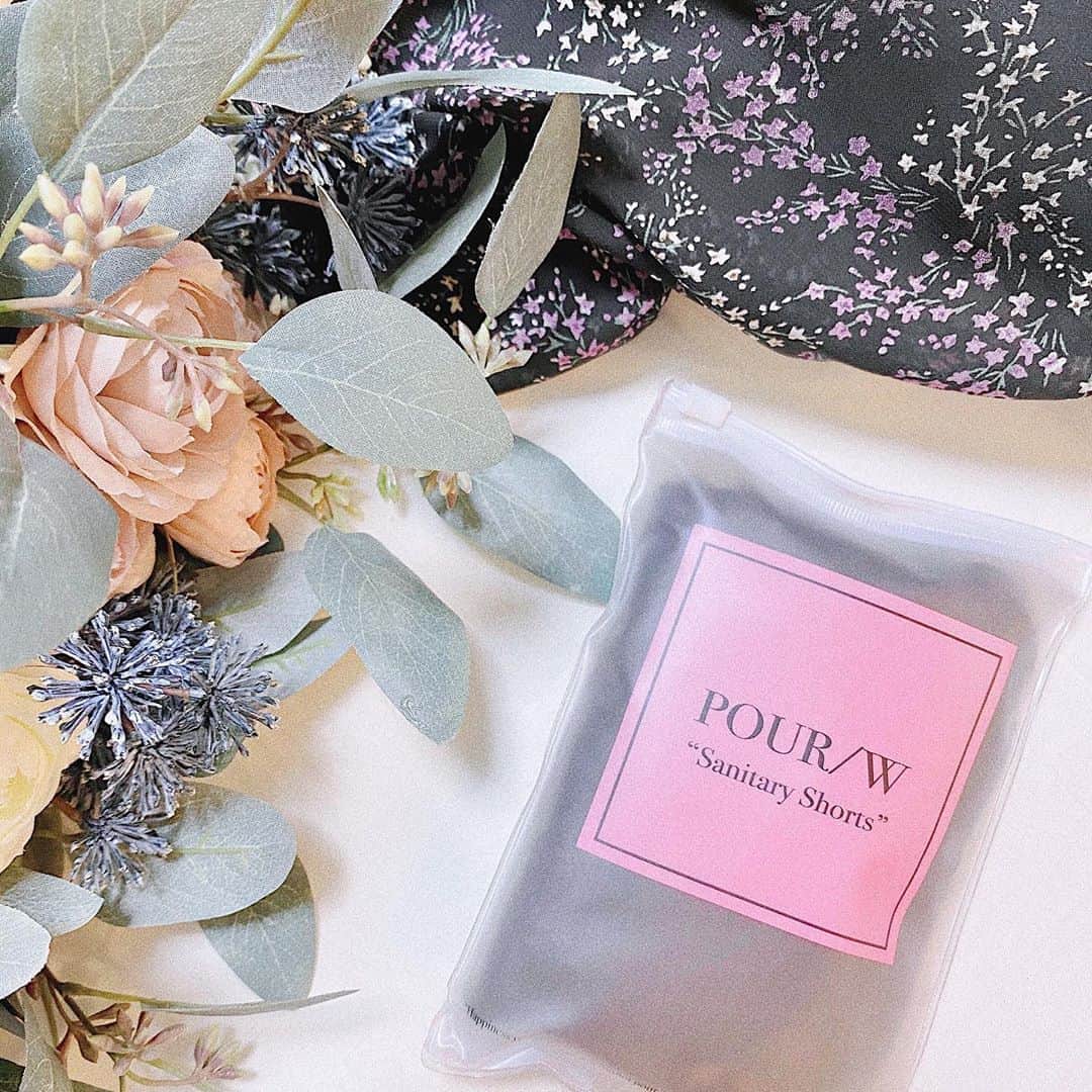 のインスタグラム：「最近お勧めされた POUR／W @pour.jp の﻿サニタリーショーツ Deodorant Sanitary Shorts🌷﻿ ﻿ 消臭効果のある特殊な生地を使用しているのと﻿ 弱酸性繊維を使っているので お肌に優しくムレにくいから肌荒れしやすい方にも✨﻿ ﻿ ストレッチで締め付けの少ない 立体カーブステッチになっていて レースが使われているから 洋服への響きも気にならなくて良い☺️﻿  おまけにパッケージのポーチまで可愛い〜❤︎﻿ ﻿ 渋谷西武で開催されている MONOEARTHポップアップショップにも 8/31まで置いてあるみたいです☝🏻﻿ ﻿ #POURW #下着#ランジェリー#サニタリーショーツ」
