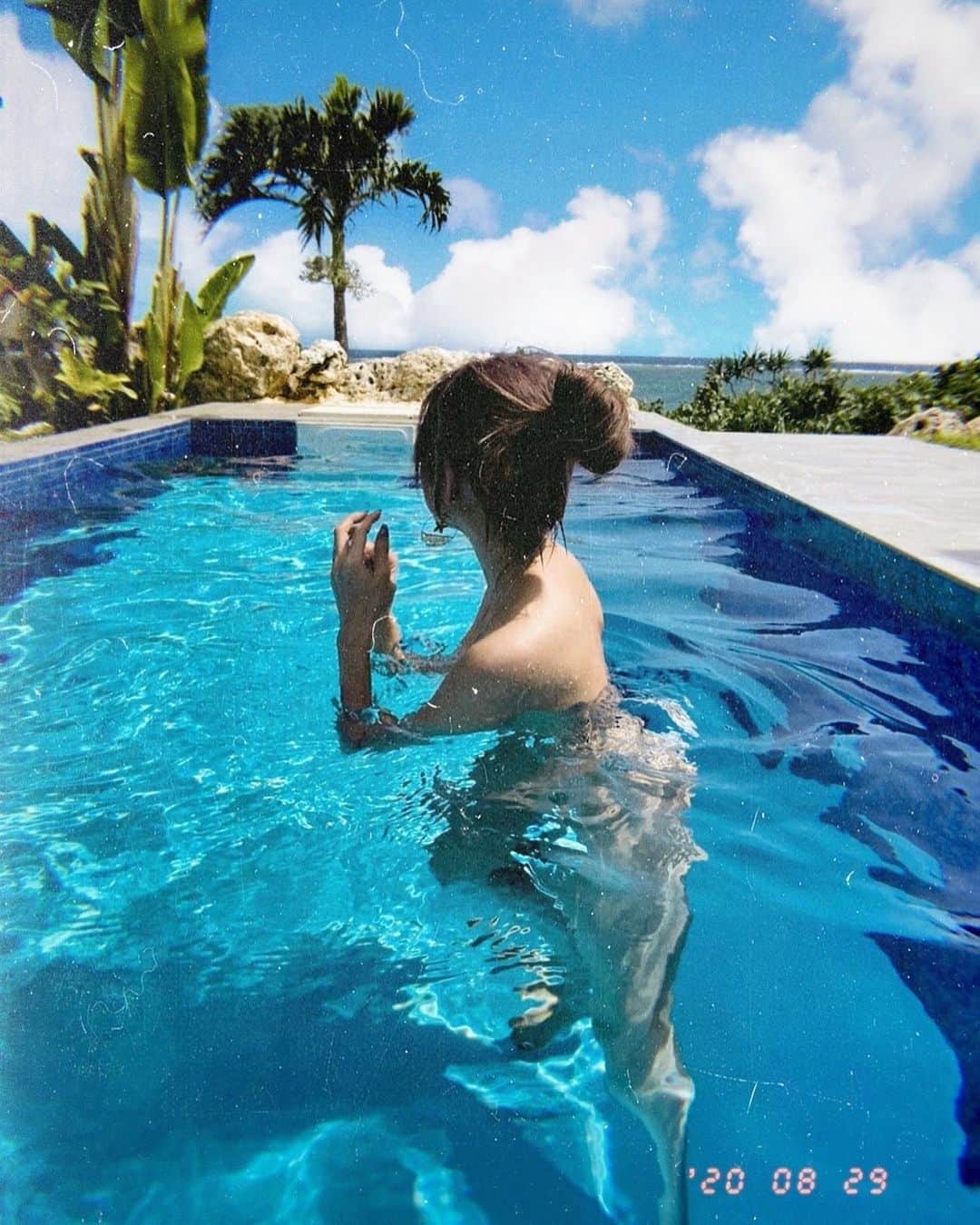 春咲ひなたのインスタグラム：「部屋にプールあったらトップレス🏊✨🌴☀︎*.｡ まじで気持ちいいから女子のみんなオススメ🦧🌿 . #👙#真夏日#眩しい#夏#空#海#沖縄#宮古島#大人の夏休み#夏休み#プライベートプール#最高#後ろ姿#透明感女子 #東京#新宿#歌舞伎町#キャバ嬢#もはや#元キャバ嬢#マツエク#春咲ひなた#YouTube#youtuber . YouTubeに関する問い合わせ先♡  株式会社YEEELL 〒150-0002  東京都渋谷区渋谷3-27-11 祐真ビル新館5F  info@yeeell.jp」