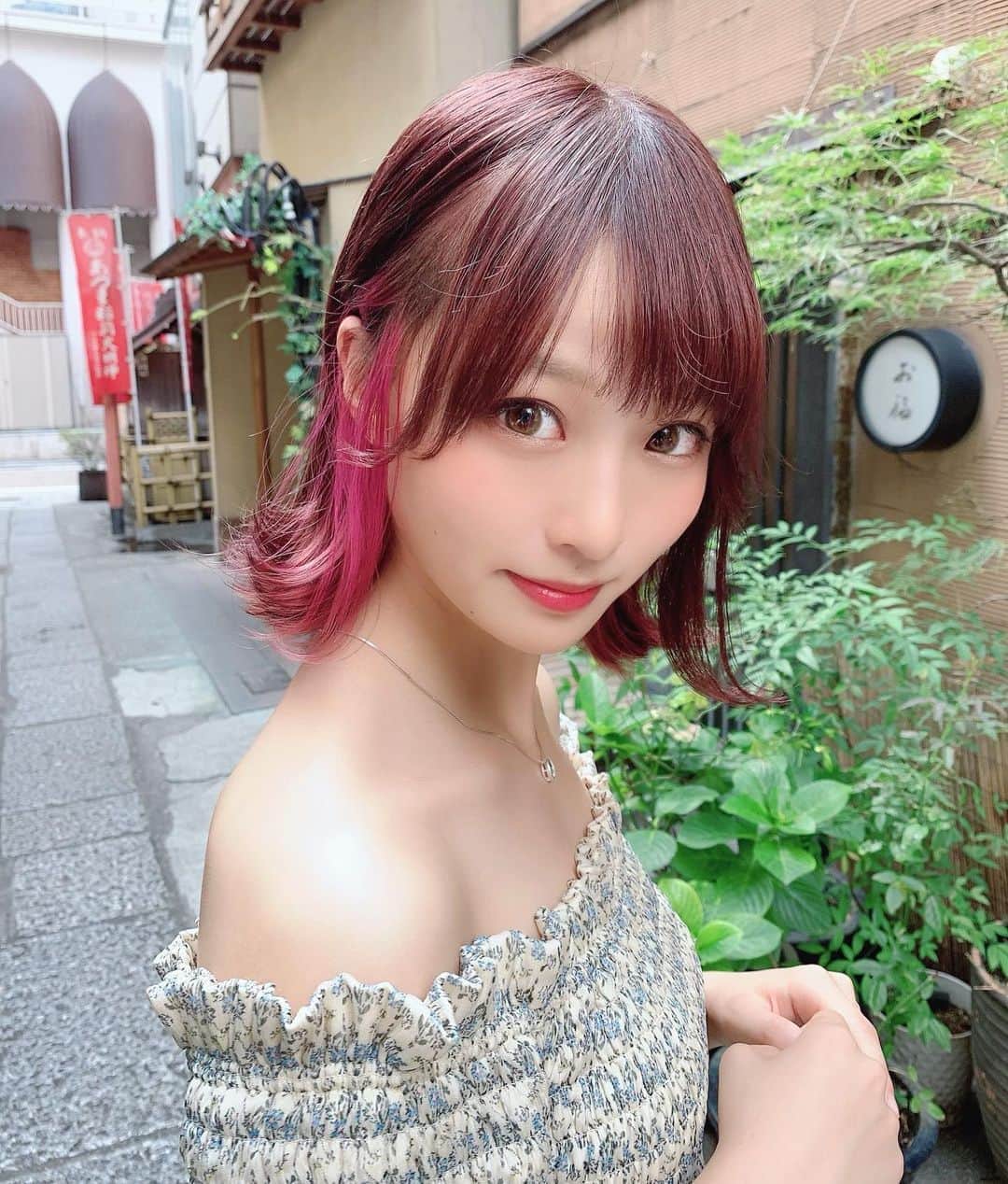 のインスタグラム：「new color🌸 ・ ・ ・ インナーのピンクに合わせて染めてもらった〜！🕊💓 hair by(@sekiguchi_mendy_yohei) ・ ・  #いいね返し#f4f#l4l#サロンモデル#サロモ#撮影依頼募集中#グレージュ#透明感#ビジョビ#インフルエンサー#被写体#作品撮り #instagood#likeforlikes#followforfollowback#followme#follow4followback#ミスコン」