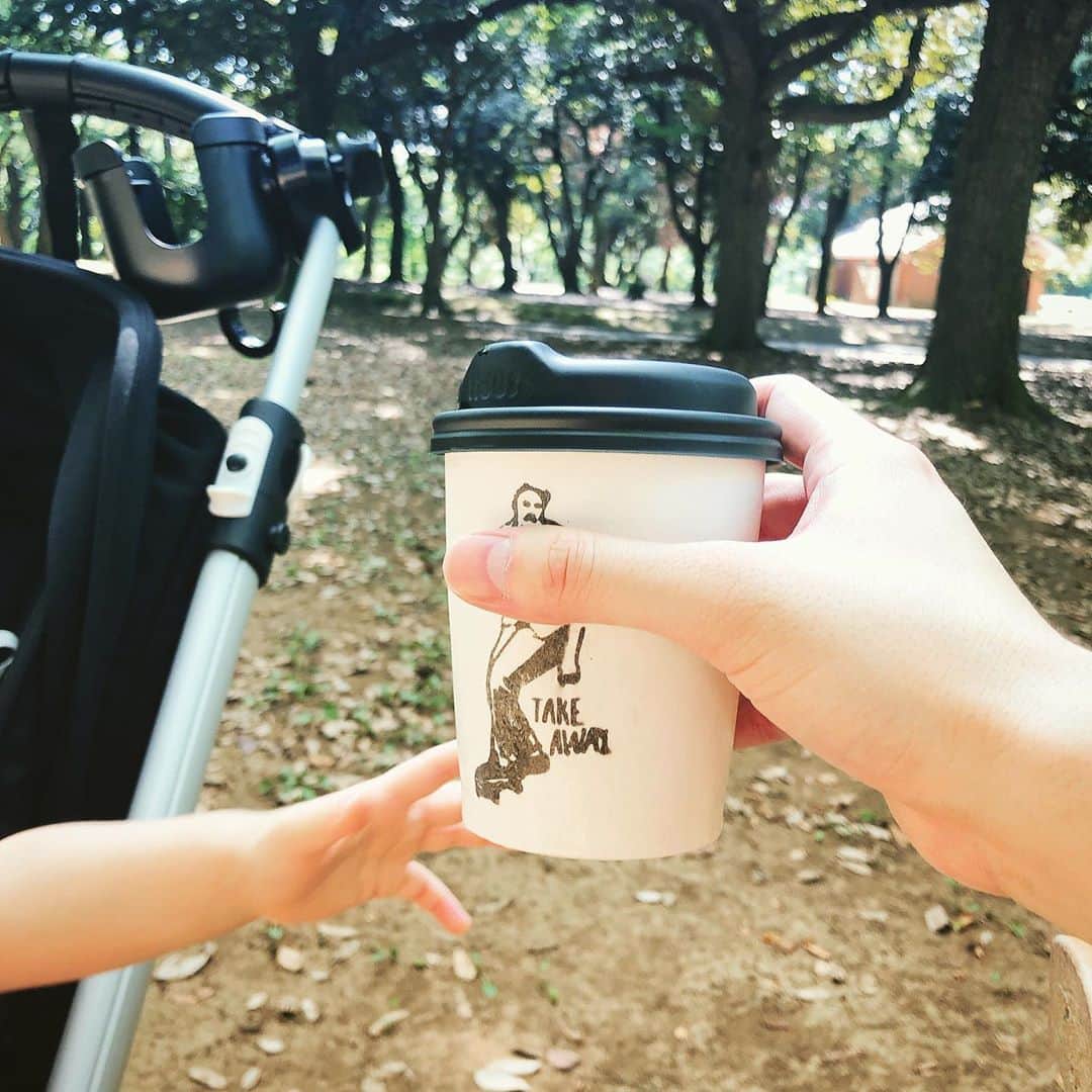 小池徹平さんのインスタグラム写真 - (小池徹平Instagram)「息子と二人散歩。 毎回コーヒー奪いにくるよね。 家でも毎回お酒奪いにくるよね。 #息子の口グセはぱっぷん #意味不明 #でもかわいい」8月29日 20時06分 - teppei.koike_official