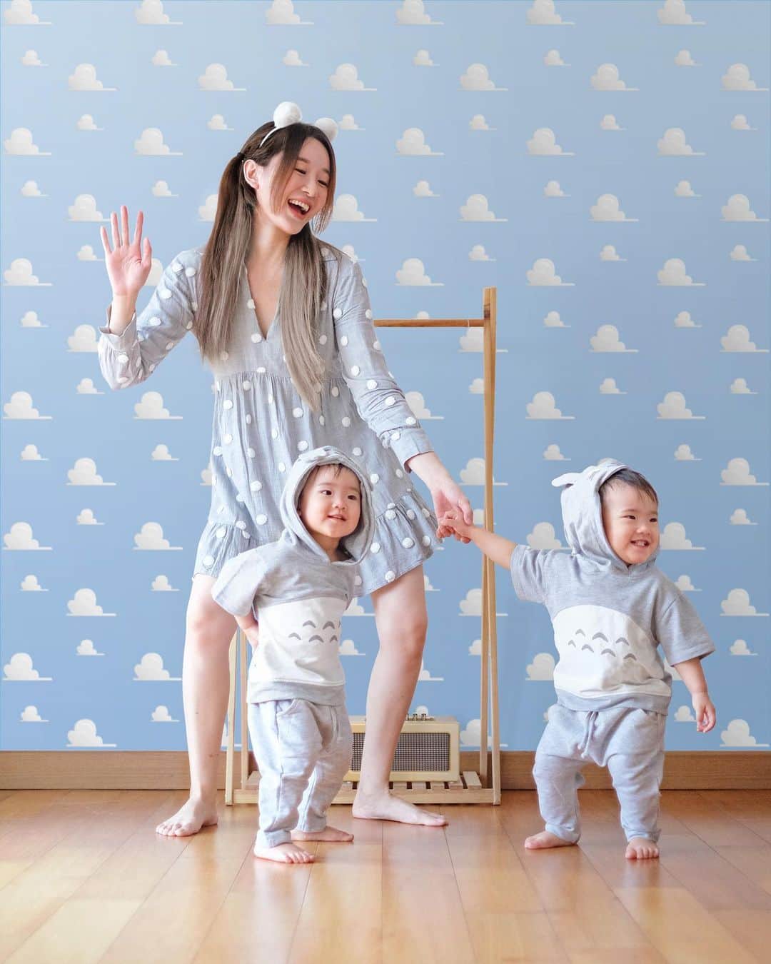 ジェシカ・ヤマダのインスタグラム：「Si kembar Arwen dan Arya @jessbebes suka auto joget kalau denger lagu favorit mereka. Dari Totoro 🐰, Baby Sharks 🦈, sampai yang paling mereka suka: Dance Monkey 🙈. Joget bareng sambil denger musik begini selain bisa bikin anak-anak lebih semangat beraktivitas, juga bagus lho untuk bonding mom and kids. 😍⁣⁣ ⁣⁣ Selain itu, musik juga bisa menstimulasi skill kognitif anak supaya mereka bisa #GrowHappy. 🙌⁣⁣ ⁣ P.S. Tebak siapa yang gandeng tangan aku di foto ini? 👀⁣ (yang komennya aku like = jawabannya bener ya 💯😆) ⁣⁣ #jessbebes #jesswears #lifewithtwins」