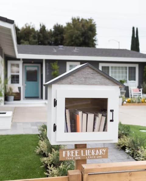 HGTVさんのインスタグラム写真 - (HGTVInstagram)「Little free library, FTW. 😍 Head to the #linkinbio to see more of @jasminerothofficial's clever outdoor designs. ⁠ ⁠ Don't miss this morning's mini #HiddenPotential marathon starting right now (7a|6c)! ⁠」8月29日 20時01分 - hgtv