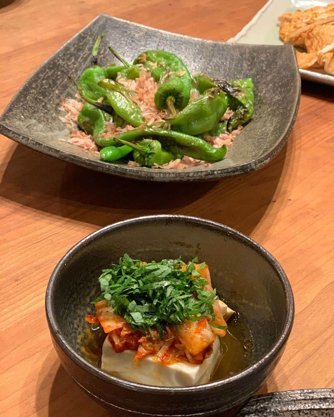 森上亜希子のインスタグラム：「自分の中で流行ってる冷奴の食べ方。 お豆腐にキムチと大葉を乗せて、ごま油とお醤油をたらり。  う〜ん、最高❤️  #冷奴 #まだまだ #暑い #和食 #晩御飯 #テニス #tennis #tennisplayer」