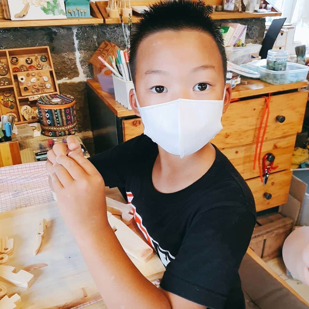 チョン・ダへのインスタグラム：「우연히도 아들의 오랜친구와 또다른 친구들과 함께 시작하게 된 제주생활.   함께 할 수 있는것도 다 너희의 복이다~!!  비록 마스크가 서로의 표정을 가리고 있지만 너희는 다 알고있지? 서로 즐겁고 행복하다는 걸.  조금 더 멋진 미래가 다가올꺼야, 그때도 지금처럼 반짝반짝 빛나주길.  #딸래in제주 #제주도민 #제주일상 #제주살이 #감성미술놀이터꿈낭이 #아들쌍커플한쪽어디갔니? #보기만해도좋다 #친구들 #육아맘 #8세아들 #라솔킨이지핏마스크」