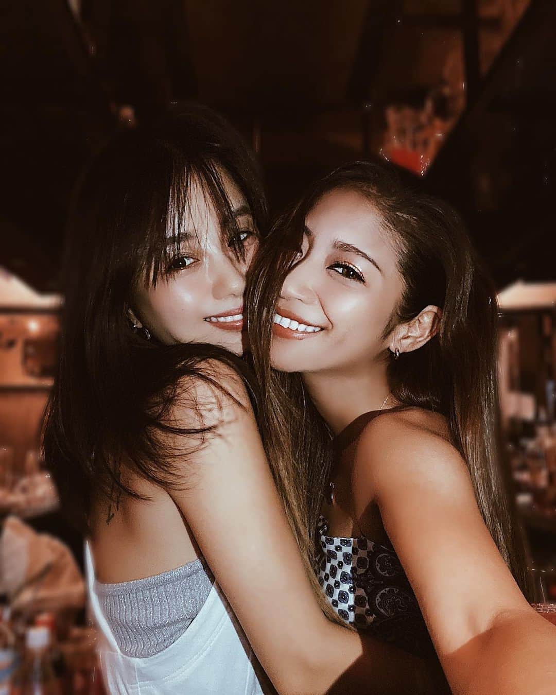 佐藤あずみのインスタグラム：「茜が1日限定ママやってたから一番のりで会いに行ってきたよんんん🍻🌈 . ちょー久々に会えて嬉しくってこの笑顔よ🤣🥺💖 . ご飯も美味しかったー！また食べたい！茜んち行こ！笑 今度はゆっくりね🍷 . . . #cheers #japanesegirl #japanesefood #tokyo #drinks #bigsmiles #スナック茜 #乾杯」