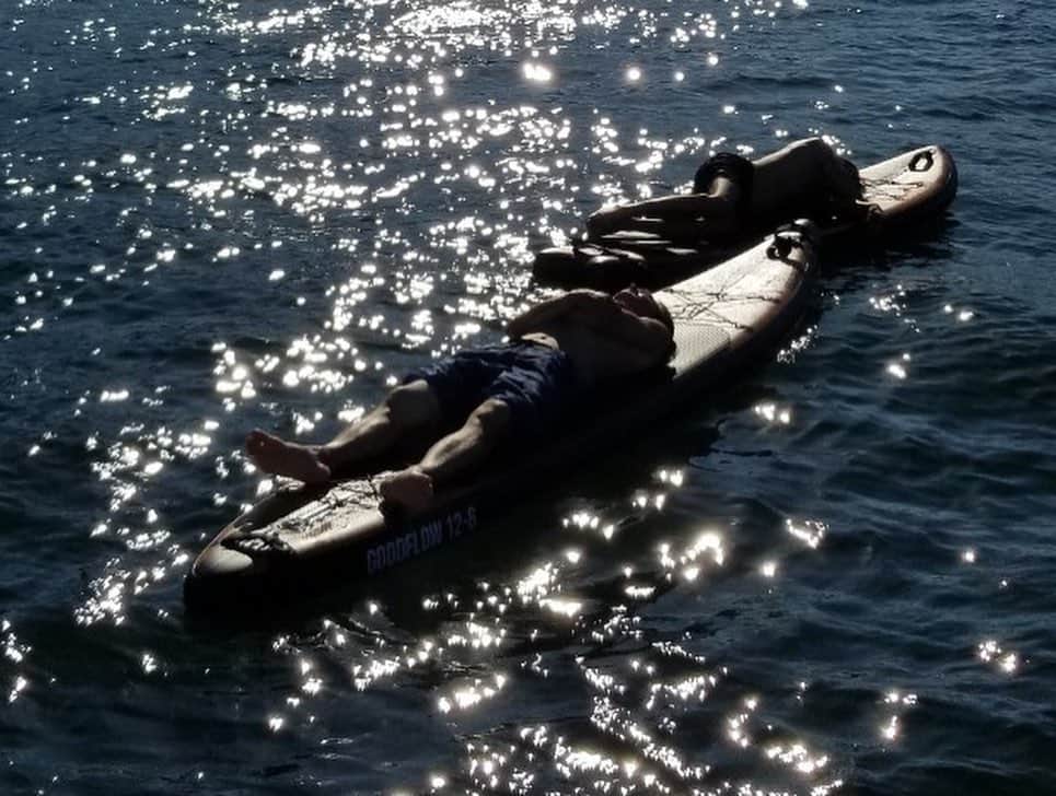 伊勢谷友介さんのインスタグラム写真 - (伊勢谷友介Instagram)「おっさん夏休み🌞 最高でやんした！ SUPは船で出る時も持ってくべきだね。寝れる。ムッチャ寝れるwww 船の上だと揺れがキツくても、SUPの上ならもう最高の揺れ心地！ 運動という運動はまぁ、してないwww ただ、海の上でお天道様にギンギンに焼かれてましたよw」8月29日 20時08分 - iseya_yusuke