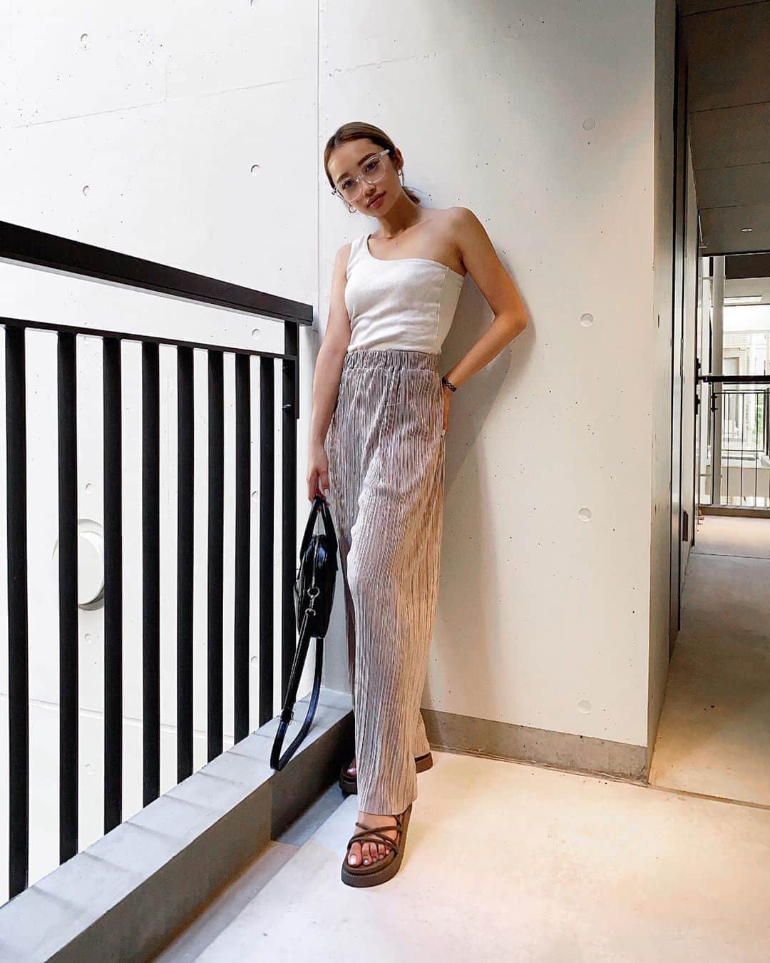 のインスタグラム：「デートした日のコーデ🌼﻿ ﻿ サンダルはおnewです﻿ 詳しくはブログに載せてます👡﻿ 海、川、街でも使える3way◎ #ではない﻿ ﻿ ﻿ そして実は夏前にコロナで太ったせいで﻿ タンクトップ着れないくらい二の腕が太くなって﻿ もう夏なのに終わりだと思いながらも﻿ 独自の二の腕絞りってやつを﻿ ドライヤー中に片方30回ずつやってたら﻿ 見事に二の腕細くなったので今度﻿ ストーリーに載せますね #今じゃない﻿ ﻿ それではさようなら👋🏼﻿ ﻿ ﻿ .﻿ #ootd#fashiongram#fashionblogger#japan #coordinate#fashionstyle#datenight  #コーディネート#コーデ#デート#サンダル #コーデ紹介#コーデ記録#デートコーデ」