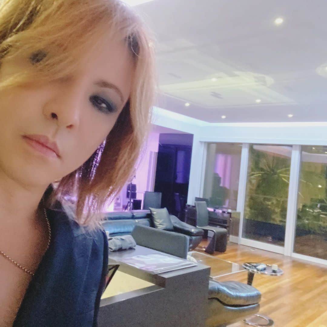 のインスタグラム：「How are you? I’m home, getting ready for another photo shoot. Xx  #yoshiki #hollywood #LA  #fashion #magazine」