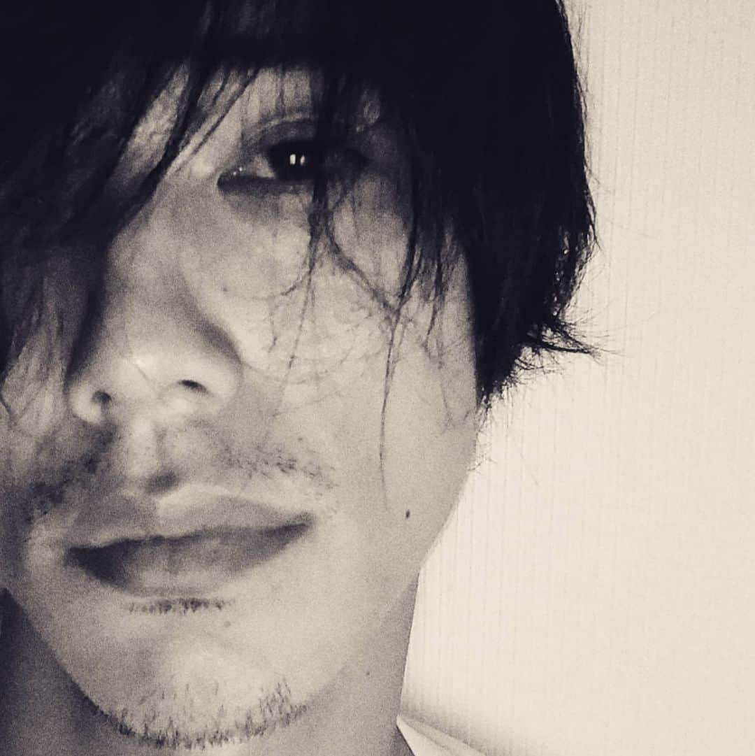 山田悠介さんのインスタグラム写真 - (山田悠介Instagram)「ヒゲ育毛中。 ショリショリしてきた。 良い感じに生えると良いな。  #山田悠介 #自撮り #役作り #ヒゲ #selfie #me」8月29日 20時12分 - yamadayusuke_0729