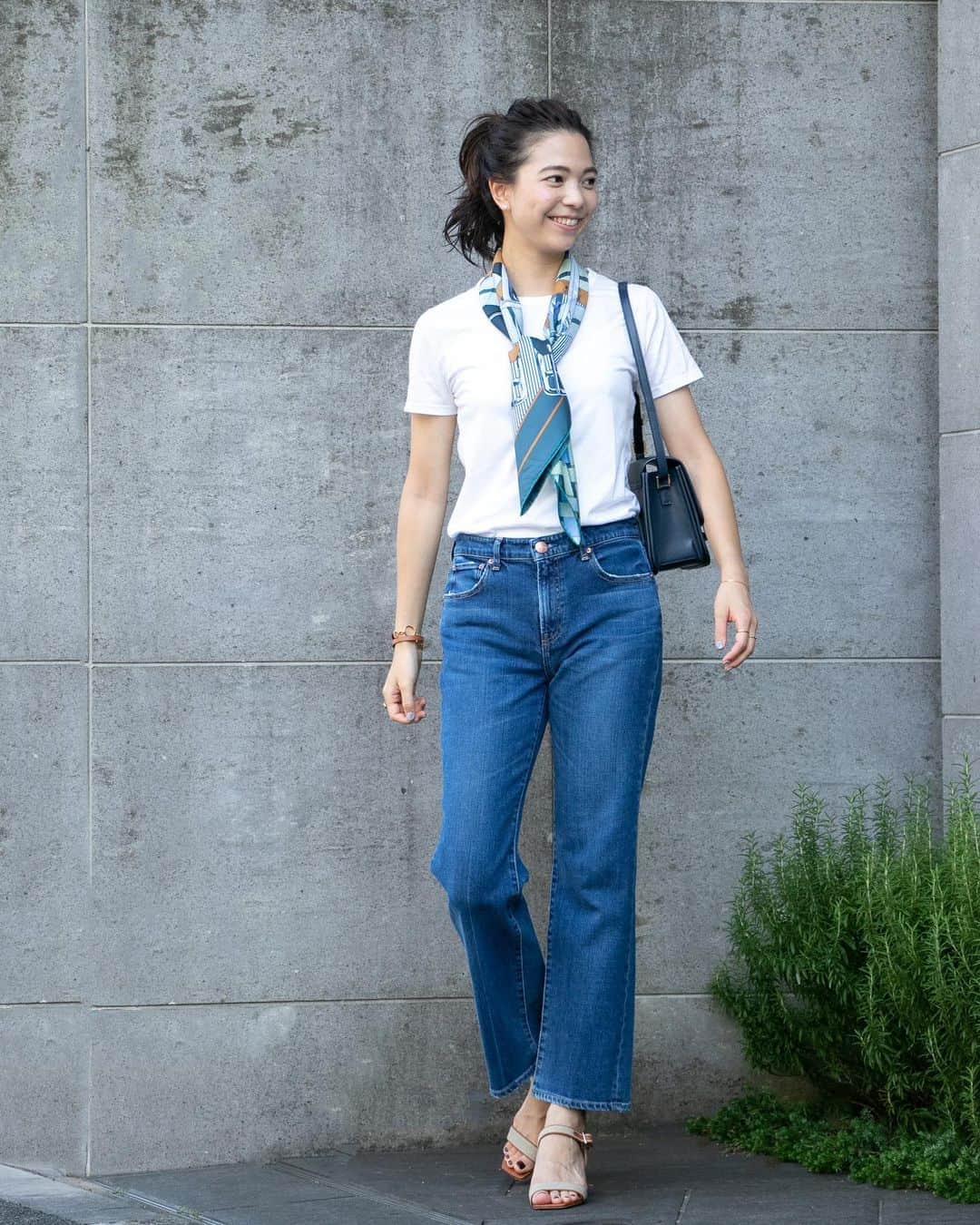 のインスタグラム：「.﻿ ﻿ ﻿ 〜 RED CARD SNAP 5STYLE 〜﻿ vol.5 佐藤匠さん @hello_takumi ﻿ ﻿ Denim : ﻿ Marmalade Midrise ﻿ 14442-amc﻿ ¥19,000+tax﻿ ﻿ ﻿ #redcard#redcarddenim#redcardsnap#snap#denim#jeans#ootd#code#denimcode#レッドカードスナップ#レッドカードデニム#フレアデニム#美脚デニム#デニムコーデ#大人カジュアル#Tシャツコーデ#スカーフアレンジ」