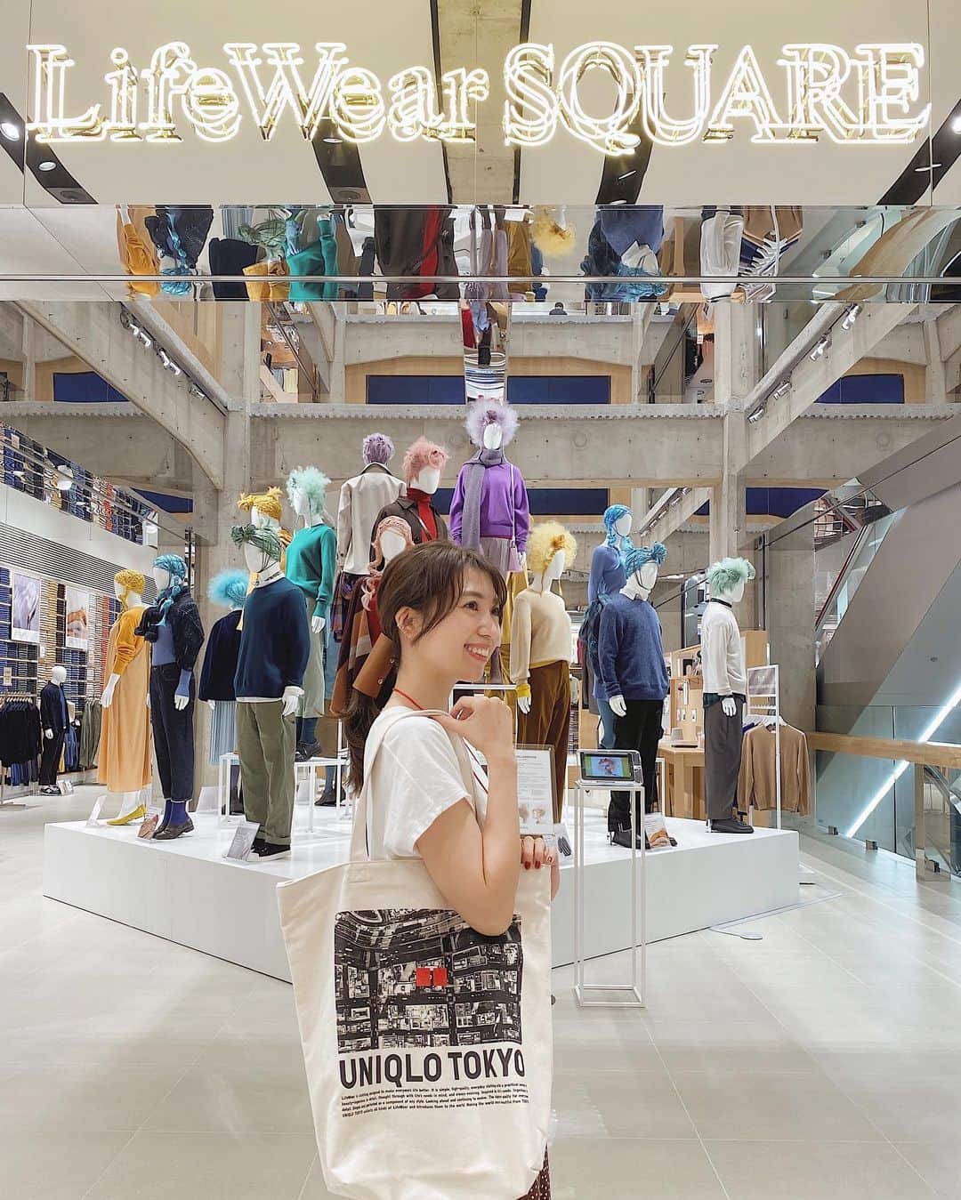 mikicoco00のインスタグラム：「*  * 日本最大級！「UNIQLO TOKYO」 お買い物に行ってきました🍁  4フロアを貫く吹き抜けの大空間〜👏 ディスプレイがとにかくオシャレで、 マネキンコーデが参考になる〜！  限定商品など、品揃えも豊富！ オンラインで完売した商品も在庫があったり♡ 3Dニットの製作が見れたり😏 * 他の店舗とはまた違った楽しみ方で お買い物出来ました♪  秋はもうすぐかなぁ〜 着るのも楽しみだな🧶  #UNIQLOTOKYO#ユニクロ東京  #ユニクロ#ユニクロコーデ#ユニクロの輪  #uniqlo2020fw#uniqloines#uniqlou  #uniqloginza #LifeWear#uniqloflower」