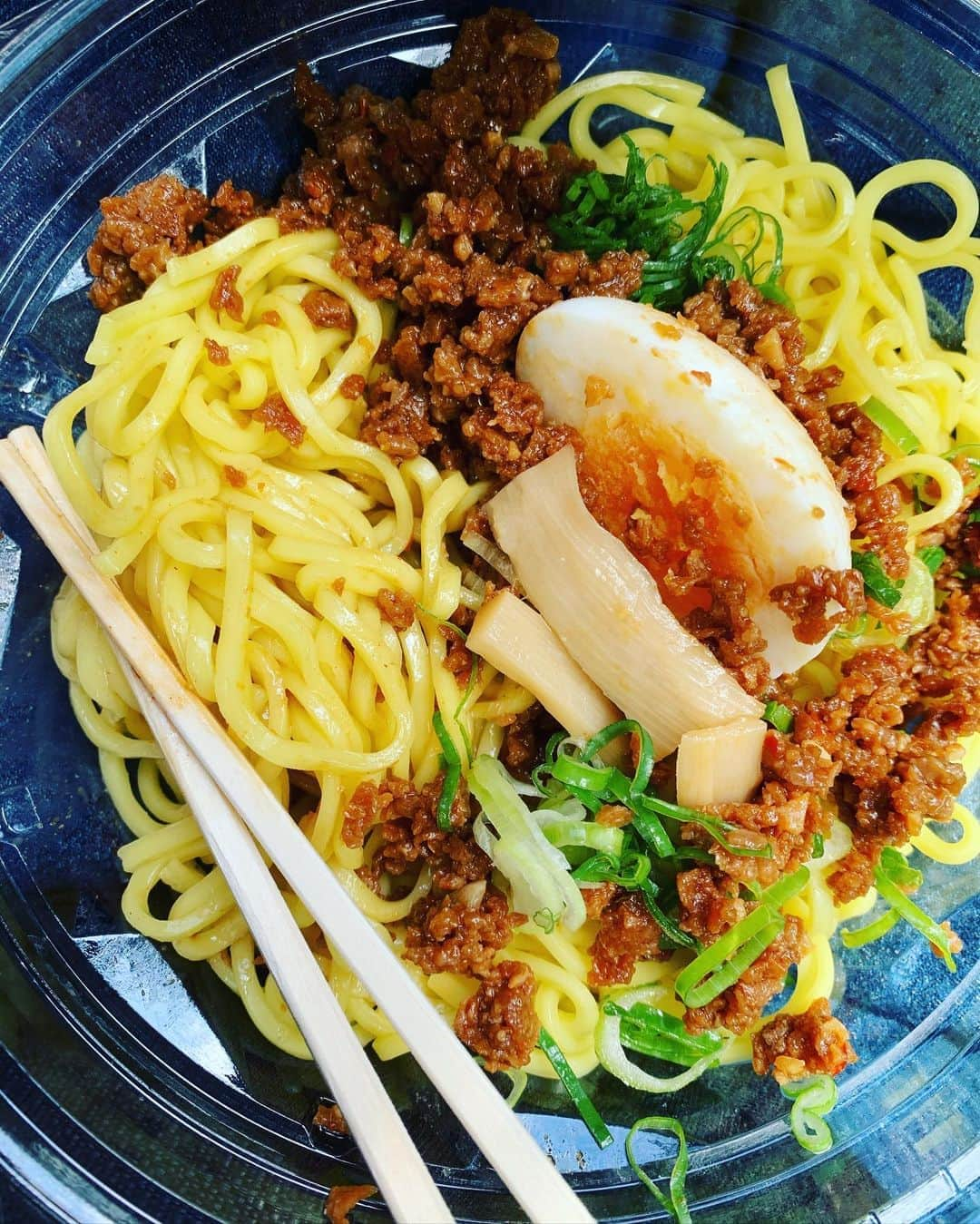 丸山桂里奈さんのインスタグラム写真 - (丸山桂里奈Instagram)「ドンキの麺。 これ。大好き。もう毎日食べれる。 台湾まぜそばみたいなやつ🥺  #ドンキーホーテ  #中目黒店 #台湾まぜそばみたいなやつ #みんな食べてみて #のどがうなるから #もはや胃も #明日も頑張れる刺激をいただきました #ありがとう #私の心の居場所 #ドンぺん #いい意味で #インスタバエ」8月29日 20時17分 - karinamaruyama