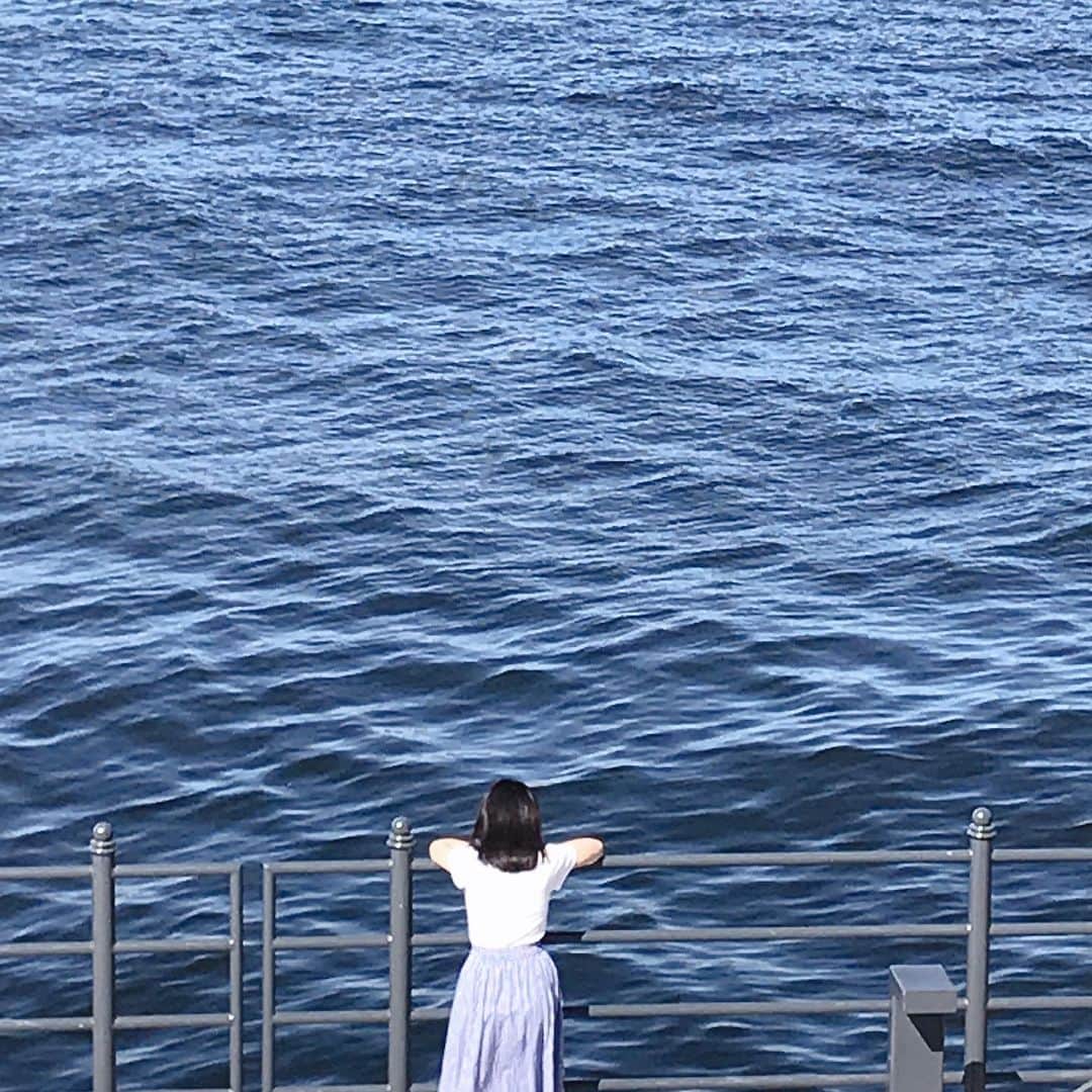 前野えまさんのインスタグラム写真 - (前野えまInstagram)「海も空も深い青⚓️ ・ ・ #横浜 #港 #青い海 #青い空 #飛行機のある風景 #夏の思い出 #夏の空 #動画  #yokohama #harbour #deepblue #sea #sealovers #sky #todayssky #movie #todays_blue_collection #summer #memories  #girl #photography #portrait #portraitphotography #daily_phot_jpn #japan_daytime_view」8月29日 20時24分 - maeno_ema