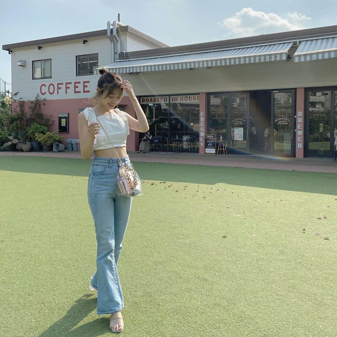 のインスタグラム：「この間のコーデ☺︎﻿ 久々に高校の同級生に会って﻿ たくさん話して幸せな一日でした❣️﻿ ﻿ ﻿ #littledarlingcoffeeroasters #ootd#evris﻿ #タンクトップ#デニムコーデ#夏コーデ﻿ #idol#model#selfie#dailylook﻿ #instagood#followme﻿ #아이돌#데일리룩#셀피#팔로우﻿」