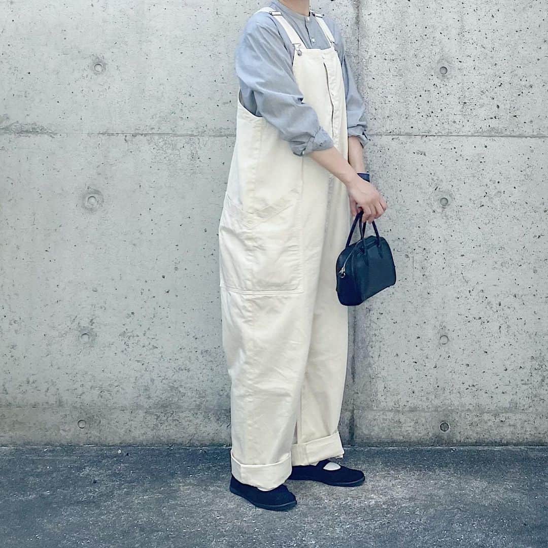 ryokoさんのインスタグラム写真 - (ryokoInstagram)「▪︎ . グレーのシャツと白のオーバーオール . . . shirt #harvesty overalls #harvesty bag #artsandscience  shoes #moonstarshoes」8月29日 20時32分 - ryo___ka