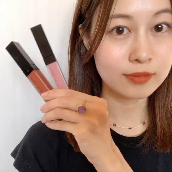 川村礼美のインスタグラム：「久々のメイク動画💄 最近感動したマスクにつかないリップをご紹介💪 ・ @addictionbeauty_official  ☑︎ザマットリップリキッド 09 ☑︎ザマットリップリキッド 01 ・ このご時世マスク着用が日常に。だから、マスク外すときにリップ塗ろう〜〜(マスクにリップがつくのが嫌)と思ったことをすっかり忘れて間抜けな顔を晒してしまうのもまた日常。。🤣 ・ ・ マスクにつかないリップ誰か開発してくれないかな〜って思っていたら、アディクション様が作ってくれていました🥺✨すごい✨ ・ ・ 塗り方に少しコツがいるけど(少量ずつポンポン重ねていくのが綺麗に発色、効果を発揮する気がする🤔)、本当にマスクにつかない、今のニーズにぴったり。 最初唇にのせたときはよくあるリップの質感なんだけど、ポンポン指で馴染ませているとピタッと張り付くようなマットな質感に変わります😳だからといってカピカピしないよ🙄✨ ・ 色も全部可愛くて、悩みに悩んで夏っぽいテラコッタブラウンな09🍊🐻と、スタンダードに使いやすそうなピンクベージュ色の01🍑を。  ・ ・ おすすめです😷💕」