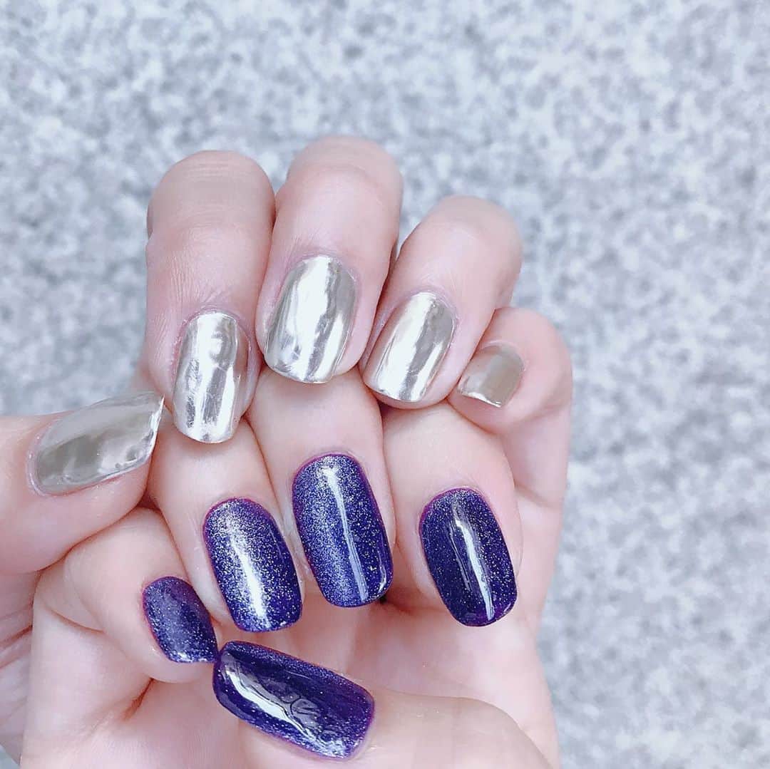 なかやまちえこのインスタグラム：「秋色カラーのアシメネイル🍇⠀ ⠀ ・Miller nails⠀ PREGEL MUSE エクルベージュM097⠀ PREANFA MillerPowder SILK⠀ ⠀ ・magnetic nails きまぐれキャット ピグメント  ドミニク4022⠀ Cat’sEye ブルーベリーアイ6707⠀ ⠀ #nail #nails #nailart #ネイル #美甲 #ネイルアート  #japanesenailart #manucure #japanesenails #manicurist #gelnails #أظافر #네일아트 #미용 #vẽmóng #ngườiđẹp  #เพ้นท์เล็บ #искусствоногтя #artedeuñas #เพ้นท์เล็บเจล #ジェルネイルデザイン #ネイルデザイン #senikuku #nagelkunst #アシメネイル  #ミラーネイル #mirrornails #マグネットネイル #magneticnails  @bettygel_official @pregelofficial @kimagure_cat_whim」