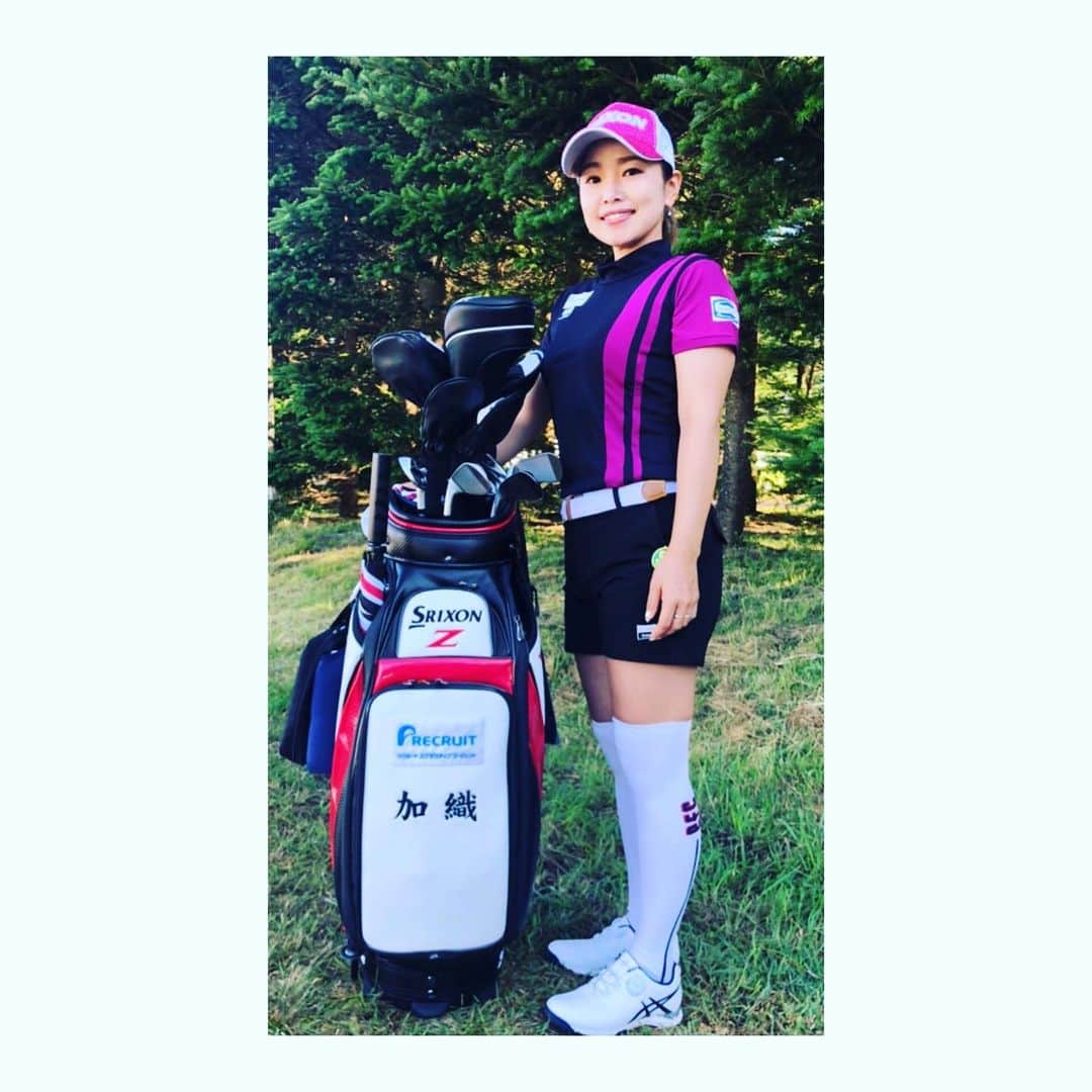 青山加織のインスタグラム：「☆ これも好き💕 @efficace_official さんの newライン @efficace_blanc  トップスはとてもストレッチが効いてて肌ざわりも凄くいいんだァ🎶💕 ショートパンツも見た目はBLACKでかっちりきまってて、着心地はこちらもストレッチが効いてて動きやすくなってます👍👍👍 #エフィカスゴルフ  #エフィカスブラン  #ゴルフウェア #golfwear  #ゴルフ女子 #golf」