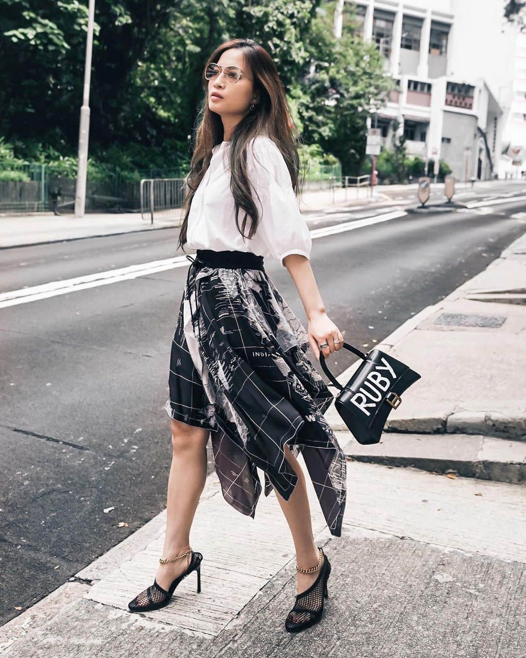 Ruby Kwanのインスタグラム：「When can we return to site and back to normal? But hold on, we need to be extra cautious. Maintain the social distance and keep your hands clean. Don’t waste everyone’s effort. 🖤 #staysafe⠀ ⠀ http://liketk.it/2VsBS @liketoknow.it #liketkit #rougecloset⠀」