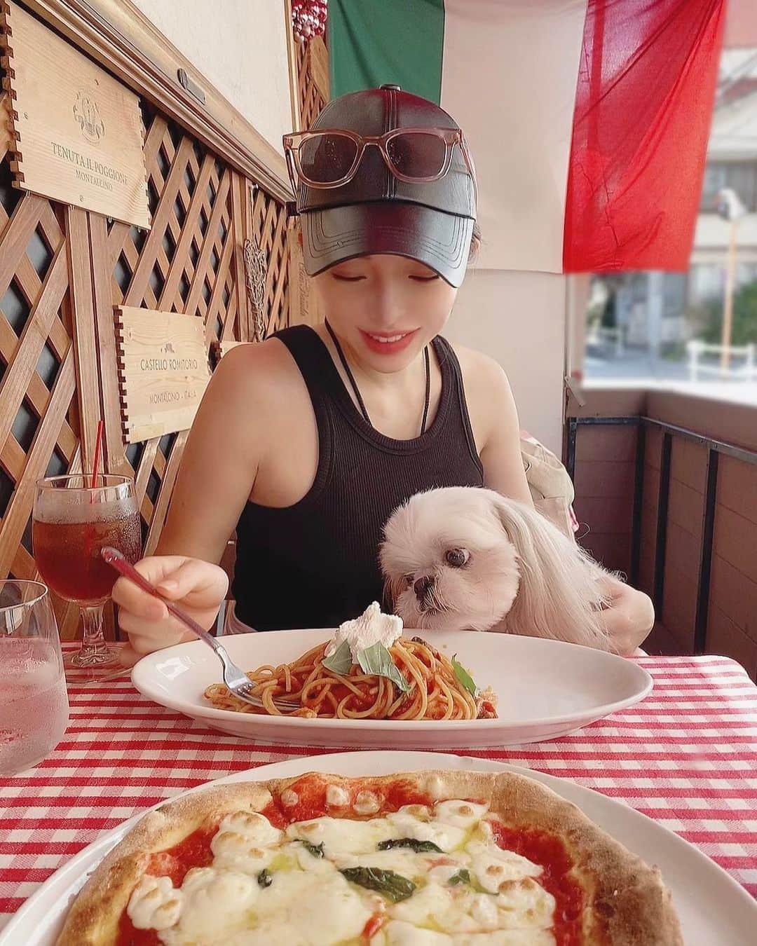 のインスタグラム：「最近ぴーたんとたくさんお出かけしてて嬉しい😆 チーズを狙うぴーたんw🧀 家の近所の一年間気になってたイタリアンにようやく行ってきた‼︎🇮🇹🍝🍕 もっと早く行けばよかったってくらい美味しかったしー😭😭✨✨ てか、スマホの写真の同期がうまくいかなくて全然写真がアップロードされないんだよね😖😣 なんとかしてくれ〜😣🤞🥺 #dog #restaurant #italian #coodinate #mirror9」
