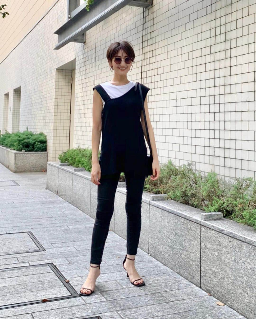 金子麻貴さんのインスタグラム写真 - (金子麻貴Instagram)「白タンク率高くなるからニットベスト重ね着した日💕  ZARAのサンダル華奢でやっぱり可愛い。見た目より歩きやすくて最近こればり😘 . . #fashion#zara#uniqlo#regleam#gap#burberry#モノトーンコーデ#ザラ#ユニクロ#重ね着#ママコーデ」8月29日 20時42分 - mtmmaki