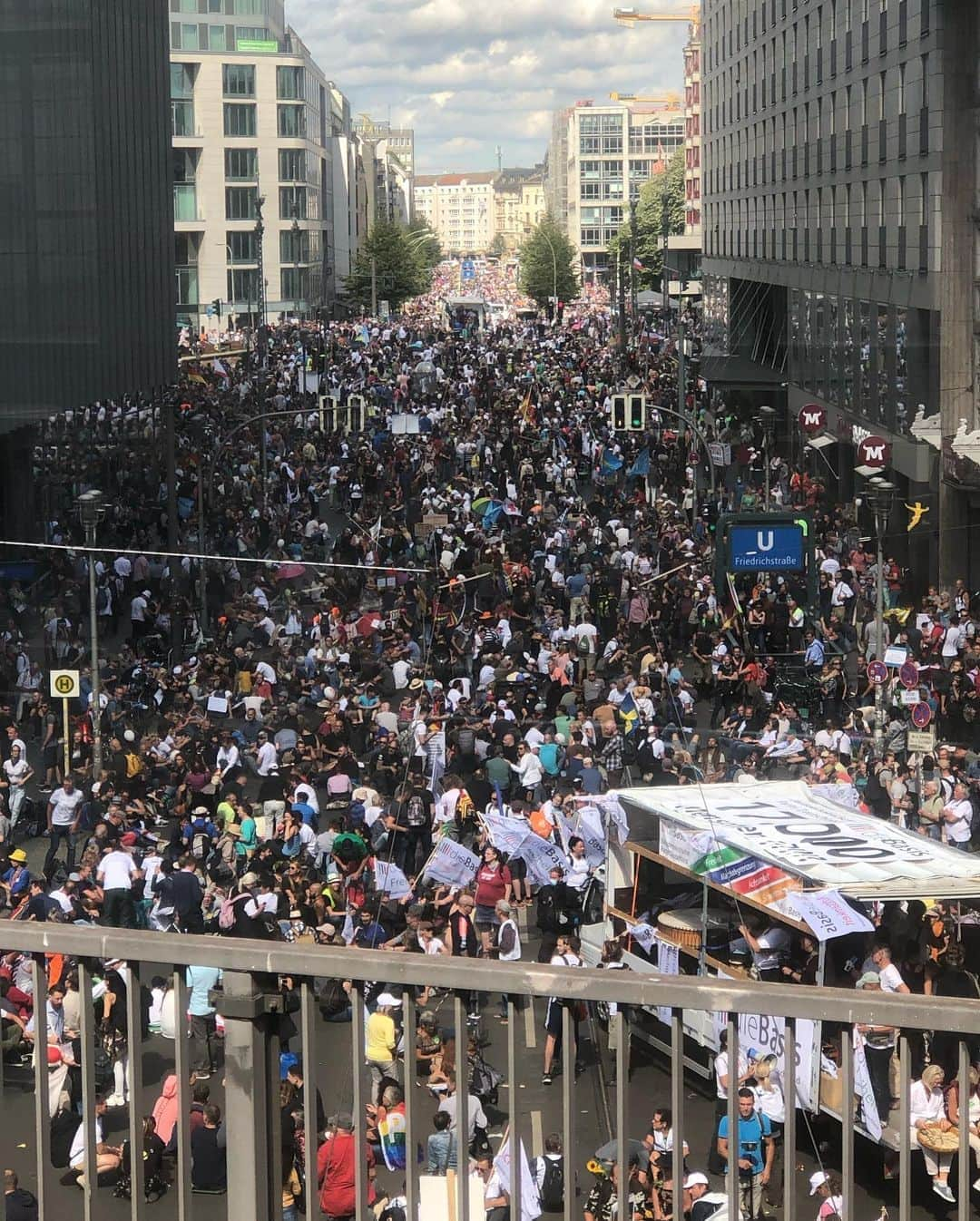 日登美さんのインスタグラム写真 - (日登美Instagram)「Demonstration in Berlin now.  大規模なコロナデモの今日。一度は開催不可だったデモをベルリン行政が条件付きで開催を認めたと言うこのデモ。 デモがさかんなベルリンでも、こんなの初めて見た。  よりによって今日が息子学校の面談日。 駅に着くまで大変でした。警察もすごい数でした。無事に家に帰れました。  #berlin #today #デモ #ベルリン #家に帰れてよかった」8月29日 20時45分 - hitomihigashi_b