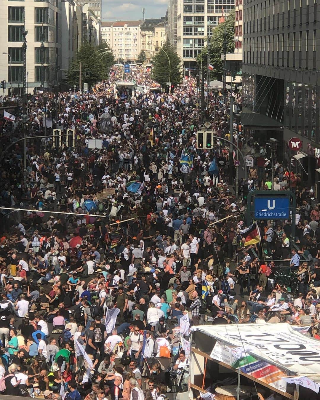 日登美さんのインスタグラム写真 - (日登美Instagram)「Demonstration in Berlin now.  大規模なコロナデモの今日。一度は開催不可だったデモをベルリン行政が条件付きで開催を認めたと言うこのデモ。 デモがさかんなベルリンでも、こんなの初めて見た。  よりによって今日が息子学校の面談日。 駅に着くまで大変でした。警察もすごい数でした。無事に家に帰れました。  #berlin #today #デモ #ベルリン #家に帰れてよかった」8月29日 20時45分 - hitomihigashi_b