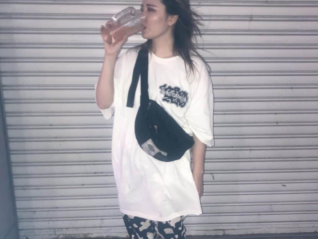 オマキ（コロナナモレモモ）さんのインスタグラム写真 - (オマキ（コロナナモレモモ）Instagram)「かっけ〜やつが作ったかっけ〜Tシャツー❗️サンキュなー！ "強制泥酔起爆剤" 酒好きマスチェ❗️ @zuniverse_japan」8月29日 20時47分 - ___omkk.nn