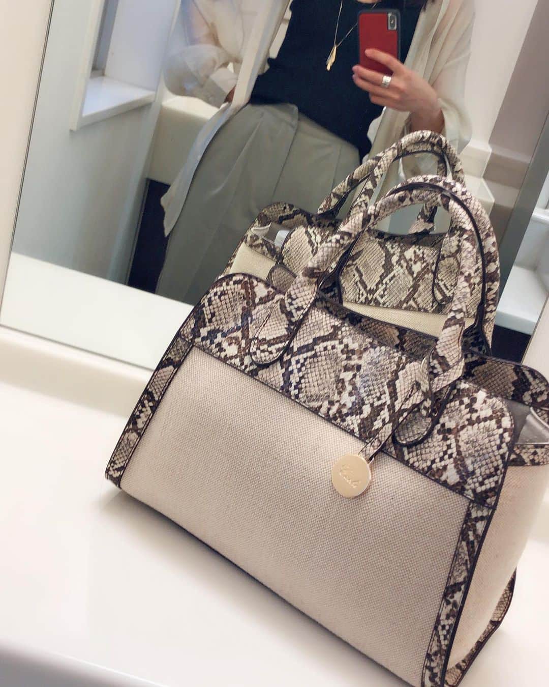のインスタグラム：「プラッとショッピングで一目惚れしてかった彼女♡ 何にでも合わせやすくて好き♡ ベースが麻なのが絶妙にカジュアル感も兼ね備えていて可愛い😗  #bag #unbillion #cachecache #🛍 #パイソン柄バッグ #パイソン好き #麻 #python」