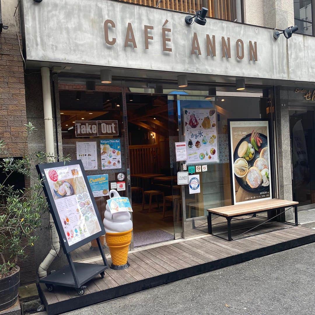 出口結菜さんのインスタグラム写真 - (出口結菜Instagram)「《🐙#難波　#cafeannon》﻿ ﻿ 🤎ティラミスNON（¥1580）﻿ 🥜ナッツNON（¥1580）﻿ ﻿ ﻿ ﻿ ﻿ NMB48の劇場の近くにあるパンケーキ屋さん！﻿ ﻿ ずっと美味しそうやなぁと思ってたけど中々入る機会がなくて、、だから念願❤️﻿ ﻿ ﻿ ﻿ ﻿ 2階もあって、席も区切られてたり、少し離れていたり、、﻿ ﻿ 凄く落ち着いた感じの店内で、﻿ 店員さんもずっと「ゆっくりしていってくださいね」って言ってくださったり、﻿ ﻿ すごくのんびりできる場所ですごく素敵でし❕❕﻿ ﻿ 1人で行くのも良いかもって思っちゃったっ😳✨﻿ ﻿ ﻿ ﻿ ﻿ ﻿ ﻿ ﻿ 私はティラミスのパンケーキを注文したんやけど﻿ ﻿ なんと言ってもパンケーキの生地自体が美味しい！﻿ ﻿ めっちゃふわふわで﻿ 口の中ですぐに消えちゃう🥺💗💗﻿ ﻿ ﻿ ﻿ だから重すぎなくて良いかも(^^)﻿ ﻿ ﻿ ﻿ ﻿ ティラミス自体も苦くなくて、でも甘さがくどくなくて、、﻿ ﻿ でも上のクリームが少し甘めやから凄くちょうど良い🥰﻿ ﻿ ﻿ ﻿ ﻿ ﻿ ﻿ 普通のパンケーキより、こういう丸いふわふわした生地のパンケーキはなんか特別感ある🤩﻿ ﻿ ﻿ 自分へのご褒美感💫💫💫﻿ ﻿ ﻿ かき氷やパフェもすごく美味しそうやったなぁ🤭💕﻿ ﻿ ﻿ ﻿ 居心地良すぎてめっちゃ長い時間いちゃったっ、💧﻿ ﻿ ﻿ ﻿ 雨じゃないのに暑すぎて前髪終了してます💧﻿ ﻿ ﻿ ﻿ \劇場近くに来た時に是非寄ってみてくださいっ😳✨/﻿ ﻿ _____________________________________________________﻿ ﻿ ❤️ 大阪府大阪市中央区難波千日前4-20 ﻿ 💗難波駅から🚶‍♀️5分ぐらい﻿ 💛11時〜23時﻿ 💚不定休﻿ 💙別々会計🙆‍♀️﻿ _____________________________________________________﻿ ﻿ #難波カフェ #cafe #annon #☕️ #パンケーキ #🥞  #ティラミス #難波グルメ #なんば  #café #カフェ巡り #甘いもの #甘党 #落ち着く空間 #千日前 #nmb48劇場 #前髪 #終了  #instagram #instalike #instafood #sweet #スイーツ #スイーツ好きな人と繋がりたい #食べ物 #食べ物グラム #food #ラビグルメ」8月29日 20時50分 - yui_laby0622