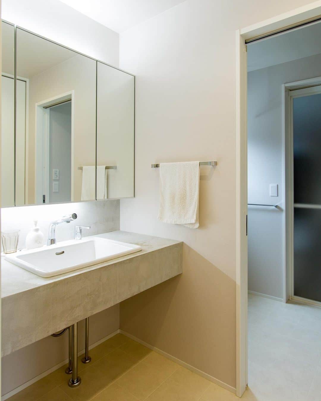 ルポハウス一級建築士事務所さんのインスタグラム写真 - (ルポハウス一級建築士事務所Instagram)「・ ・ ・ 無機質な素材感でシンプルとおしゃれをかなえるモールテックスの洗面台。 ・ 生活感を抑える配慮として、洗面室とランドリースペースを分けています。 ・ ・ ・ 𓐌𓐌𓐌𓐌𓐌𓐌𓐌𓐌𓐌𓐌𓐌𓐌𓐌𓐌𓐌𓐌𓐌𓐌  ルポハウスの施工事例はこちらまで☞ @reposhouse  𓐌𓐌𓐌𓐌𓐌𓐌𓐌𓐌𓐌𓐌𓐌𓐌𓐌𓐌𓐌𓐌𓐌𓐌 #ルポハウス は#ちょっとかっこいい家 を"友人のために" という思いでつくっています。 一生に一度の#マイホーム。 「あなたにしかできない」×「ルポハウスだからできる」で、 私たちだけの#家づくり を思いっきり楽しんでみませんか？！ ・ ・ ・ #住宅 #注文住宅 #新築一戸建て #デザイナーズ住宅  #一級建築士事務所 #設計事務所  #滋賀県大津市 #滋賀県草津市 #滋賀県栗東市  #滋賀県近江八幡市 #洗面所インテリア #造作洗面台 #lレクタングル #モールテックス洗面台 #ランドリールーム」8月29日 20時51分 - reposhouse