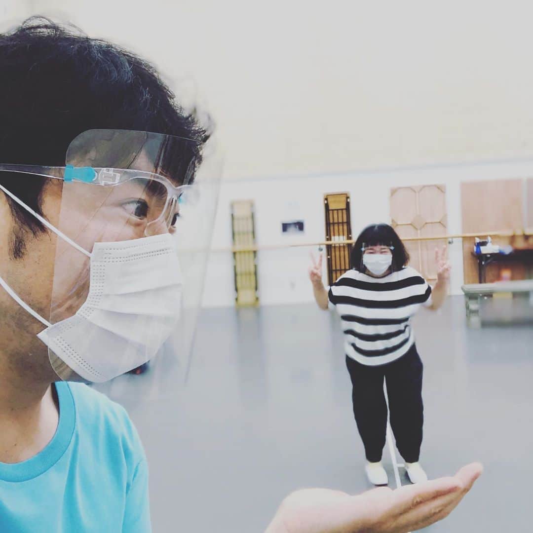 のインスタグラム：「‪#時子さんのトキ‬ ‪稽古の日々です。‬ ‪#伊藤修子 さんと、いつも食べ物の話ばかりしてますw‬ ‪そこにいるだけで、もう面白い！‬ ‪素敵な方です。‬ ‪ソーシャルディスタンス撮り！‬ ‪手乗り修子さん✨‬  ‪あぁ、たくさんの方々に観て頂きたい作品です！！‬」