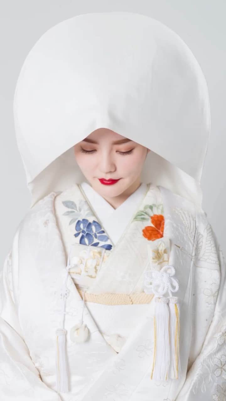 JUNOのインスタグラム：「家と家を結びつけるのが「結婚式」﻿ ﻿ その考えに基づいて﻿ 執り行なうのが “神前式” です  神社挙式の流れをご紹介致します﻿ ﻿ ﻿ 一つひとつの儀式に　大切な意味が込められていて﻿ 様々な儀式を通して﻿ けじめをつけ　心が引き締まっていき﻿ ﻿ 夫婦として　親子や親族同士として﻿ 繋がりを強く感じることが出来ます﻿ ﻿ ﻿ 日本らしい風景の中で﻿ 凛とした美しさを纏い﻿ ﻿ 両家の絆が深まる﻿ 感動を感じられる “神社挙式”﻿ ﻿ ﻿********************************* ﻿ 今だからこそ　より大切に感じられる﻿ 家族になるための結婚式﻿ ﻿ 神社挙式について知りたい方は﻿ JUNO天神本店にてご相談会を開催しております﻿ オンラインでのご相談も可能です﻿」