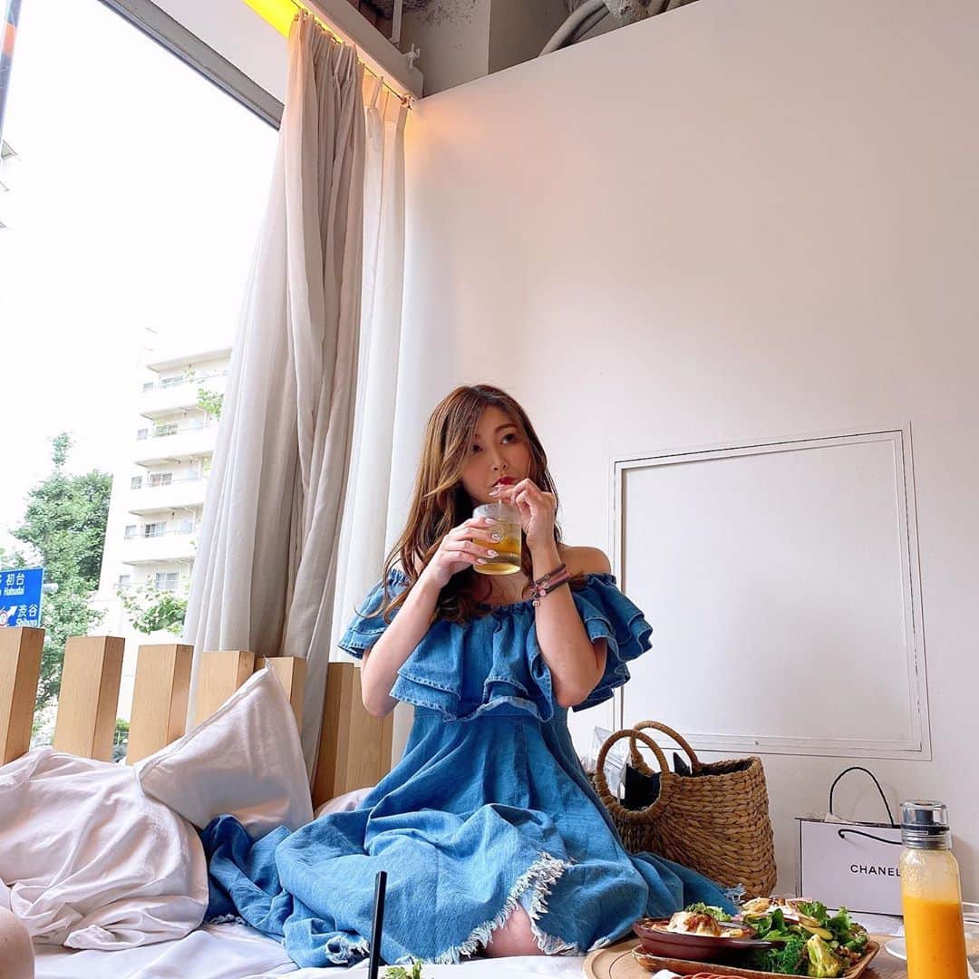愛弓りょうさんのインスタグラム写真 - (愛弓りょうInstagram)「ベッドの上でご飯タイム😊🛏 . . . . . . #食べにくいけどかわいいからいいの #ほいほい #ホイホイ #ホイホイ部」8月29日 20時55分 - ryo_ayumi1027