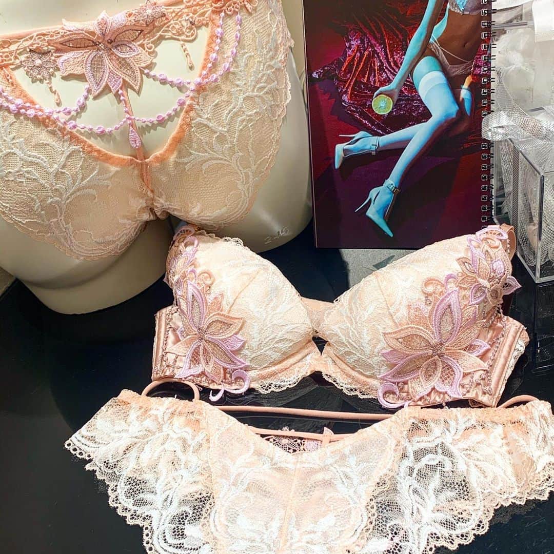 Ravijour札幌4丁目プラザ店のインスタグラム：「✔️リーフレース  LINGERIEAMの中での 甘めなデザインランジェリー❣️  詳細はブログ更新してますので トップのURLから飛んでください❣️  #LINGERIEAM #ravijour  #ravijourstaff  #ravijoursapporo  #ラヴィジュール」