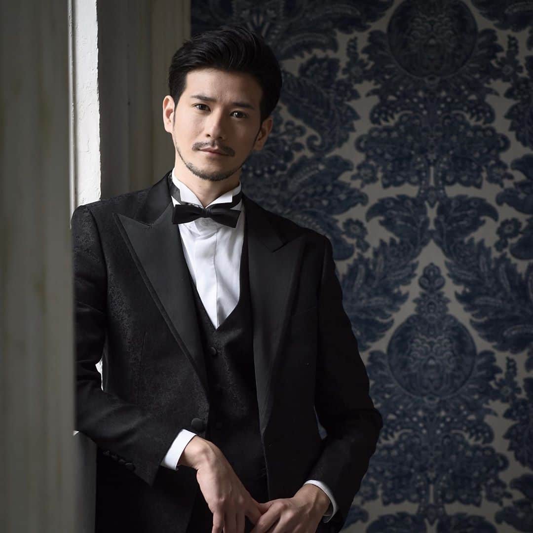楠ダニエルのインスタグラム：「いつもはニヤニヤしてることが多いけど﻿ 実はこんな表情もしたりするんですな？🤥 ﻿  ﻿ ﻿ #model#male#freemodel#洋装#新郎新婦#memory#メンズモデル#フリーモデル #クール#freelance#photo#bridal #フリーランスモデル#笑顔#モデル#撮影#タキシード #tuxedo #workout #wedding #ウェディングドレス #前撮り#hot#shootingday #イケメン#japanese #studio #ブライダル#ウエディング#結婚」