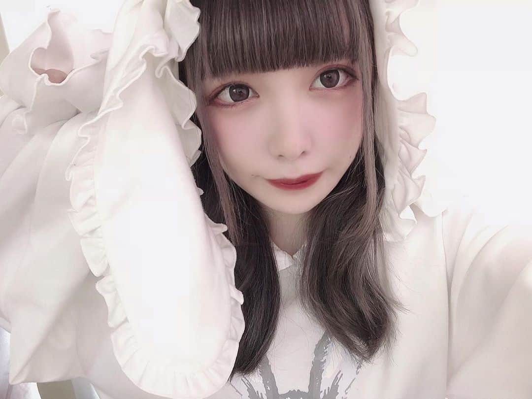 野原ちんのインスタグラム：「地雷メイク😈 カラコンが最強！！！！！  #クイーンアイズ #ラルムモイスチャー #スムースビター #カラコン」