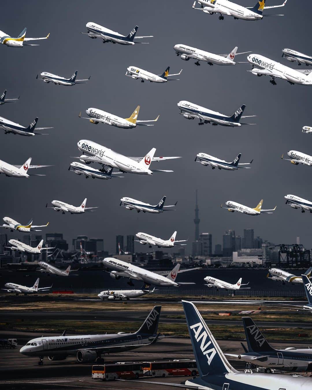 R̸K̸のインスタグラム：「【If the planes fly at the same time】 Photos taken from the observation deck at Haneda Airport, the airplanes that takes off from morning to around 15:00. And then composited then. #hellofrom Tokyo Japan  ・ ・ ・ ・ #bestvacations #livingonearth #theweekoninstagram  #theglobewanderer #visualambassadors #stayandwander #welivetoexplore #IamATraveler #wonderful_places #TLPics #depthobsessed #visit #voyaged #sonyalpha #bealpha #aroundtheworldpix #moodygrams #artofvisuals #travellingthroughtheworld #streets_vision #cnntravel #complexphotos #HYPEBEAST #hbouthere #hsinthefield #luxuryworldtraveler  @sonyalpha @hypebeast @highsnobiety @lightroom @soul.planet @earthfever @9gag @500px @paradise」