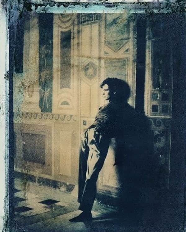 のインスタグラム：「Romeo Gigli, Mirabella, by Deborah Turbeville, 1989  80年代後半から90年代前半を中心に創作活動を展開したロメオ・ジリの繊細で西洋的なのに時にオリエンタルな典雅さも感じられる服は当時私の憧れだった。  #mood #romeogigli #deborahturbeville #fashionphotography #fashionphotographyeditorial #fashioneditorial #80sfashion #fashion #mode #art #style #dazeddigital #photography #今日の一枚 #ロメオジリ #デボラターバヴィル #ファッションフォト #ファッション写真 #ファッションエディトリアル #80年代ファッション #モード #アート #ファッション #クリエーター #デザイナー #スタイル #今日のムード #パリ生活」