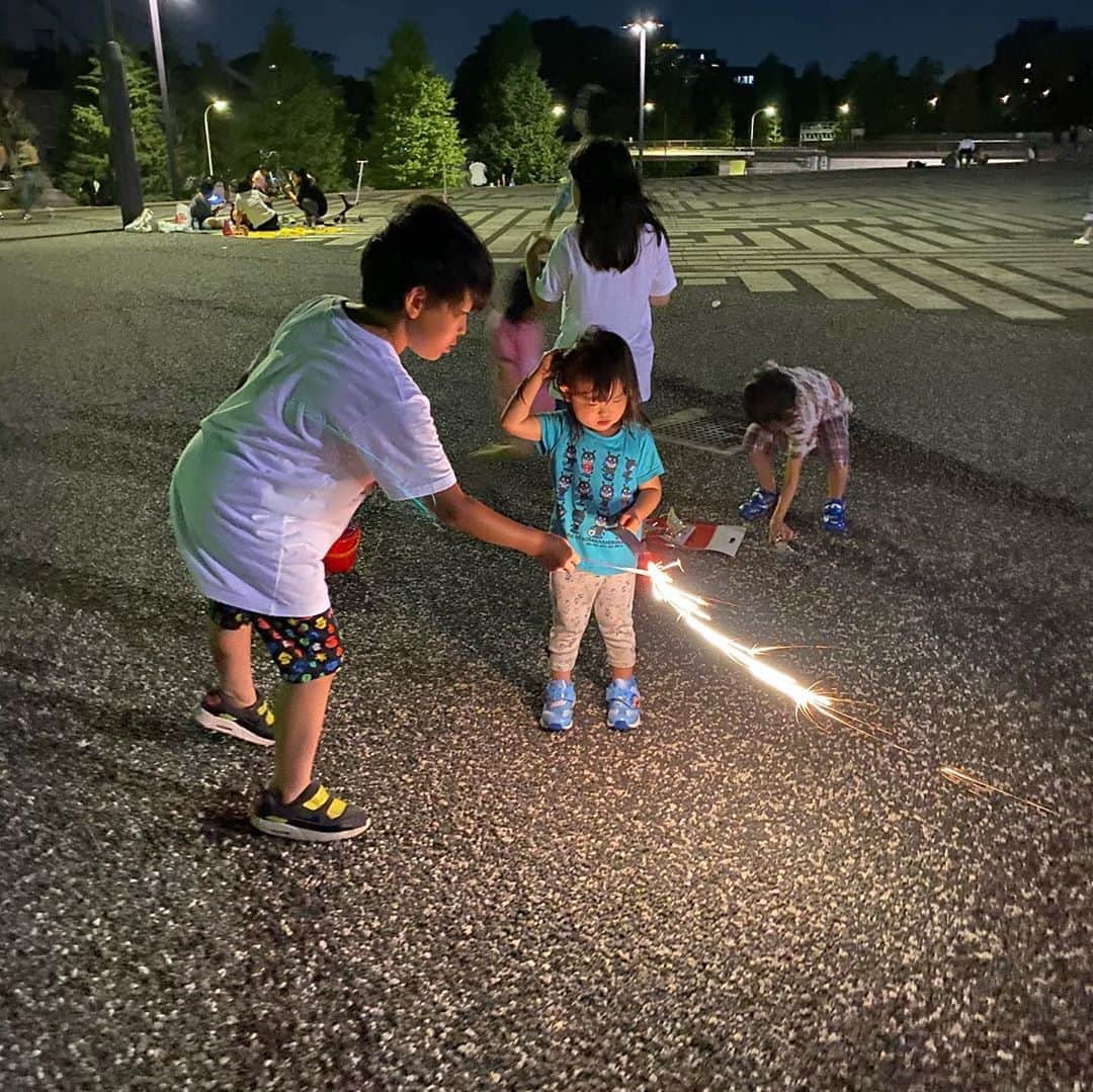 高村凛のインスタグラム：「親戚と花火🧨  #花火」
