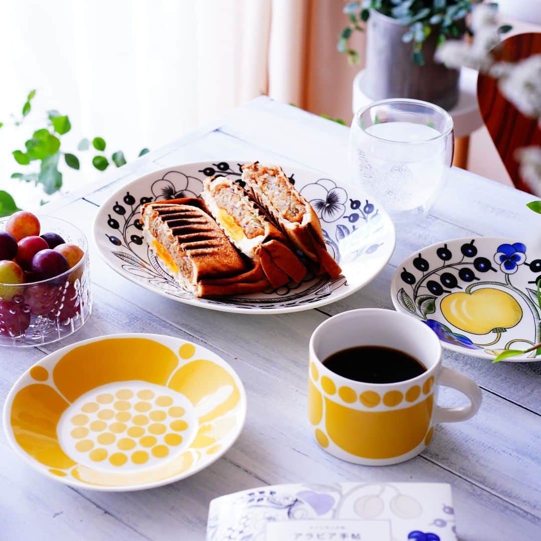 ムクリ［mukuri］さんのインスタグラム写真 - (ムクリ［mukuri］Instagram)「黄色は元気の源！スンヌンタイの魅力と簡単タコとトマトのマリネ（yuki_etusivuさん）  鮮やかな食器はテンションをあげてくれます。 その一枚がテーブルにあるだけで 何気ない食卓も気持ちも華やかに。  どんな料理でもちょっと盛りつければ、 それだけで何だか美味しく感じられる。 そんな不思議な力が「柄物の食器」にはあると思います。  今回はスンヌンタイ！ 黄色の花が咲いたようなポップなデザイン。 このスンヌンタイを使って 余り物とちょっとした惣菜（常備菜）で 簡単、見た目も華やかなワンプレートごはんをご紹介😊  メニューはおにぎり・グリーンサラダととうもろこし・タコとトマトのマリネ・蒸し鶏ときゅうりの和え物 ・ゆで卵・ゴーヤのピカタ。  本日は「タコとトマトのマリネ」のレシピをお届けします。次回は「ゴーヤのピタカ」ですので、お楽しみに。  見ているだけでも癒される北欧食器と、 色味豊かたな盛り付け、ぜひご覧ください。  @yuki_etusivu さん ありがとうございました！  ▶詳細はプロフィールのURLよりご覧ください﻿ プロフィールはこちらから﻿ @mukuri_official ・﻿  #ワンプレートごはん#おうちご飯#食器#北欧食器#スンヌンタイ#ittala#aravia#おうち時間#和食#おにぎり#ごはん#ワンプレート#foodpic#キッチン#台所#北欧インテリア#scope#器好き#器のある暮らし#暮らし#日々の暮らし#くらしの編集#ムクリ」8月29日 21時05分 - mukuri_official