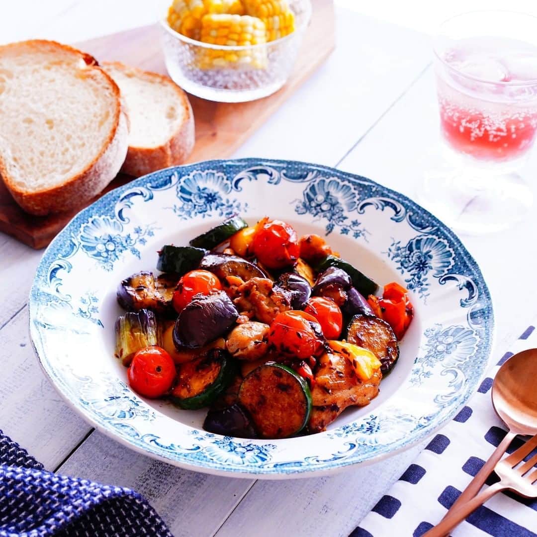 ムクリ［mukuri］さんのインスタグラム写真 - (ムクリ［mukuri］Instagram)「黄色は元気の源！スンヌンタイの魅力と簡単タコとトマトのマリネ（yuki_etusivuさん）  鮮やかな食器はテンションをあげてくれます。 その一枚がテーブルにあるだけで 何気ない食卓も気持ちも華やかに。  どんな料理でもちょっと盛りつければ、 それだけで何だか美味しく感じられる。 そんな不思議な力が「柄物の食器」にはあると思います。  今回はスンヌンタイ！ 黄色の花が咲いたようなポップなデザイン。 このスンヌンタイを使って 余り物とちょっとした惣菜（常備菜）で 簡単、見た目も華やかなワンプレートごはんをご紹介😊  メニューはおにぎり・グリーンサラダととうもろこし・タコとトマトのマリネ・蒸し鶏ときゅうりの和え物 ・ゆで卵・ゴーヤのピカタ。  本日は「タコとトマトのマリネ」のレシピをお届けします。次回は「ゴーヤのピタカ」ですので、お楽しみに。  見ているだけでも癒される北欧食器と、 色味豊かたな盛り付け、ぜひご覧ください。  @yuki_etusivu さん ありがとうございました！  ▶詳細はプロフィールのURLよりご覧ください﻿ プロフィールはこちらから﻿ @mukuri_official ・﻿  #ワンプレートごはん#おうちご飯#食器#北欧食器#スンヌンタイ#ittala#aravia#おうち時間#和食#おにぎり#ごはん#ワンプレート#foodpic#キッチン#台所#北欧インテリア#scope#器好き#器のある暮らし#暮らし#日々の暮らし#くらしの編集#ムクリ」8月29日 21時05分 - mukuri_official