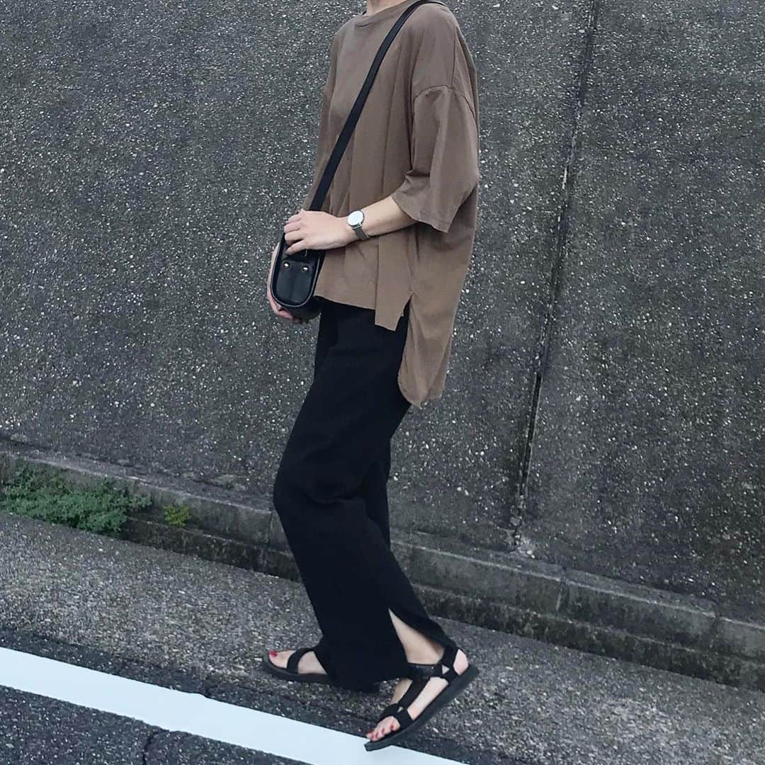 __mai____のインスタグラム：「. まだまだ暑いけど時期的には秋を意識しだすような今から9月あたりって 何を着るべきか迷うけど、 こーゆー色着ておけば間違いないと思っています🙂このtopsセール価格だったので即決しました👍✨ . . tops: #beautyandyouth bottoms: @righton_pr  bag: apc #teva #テバ  #カジュアル #カジュアルコーデ#mamagirl_sugotoku #ママコーデ  #ハンドメイドピアス #ハンドメイドイヤリング」