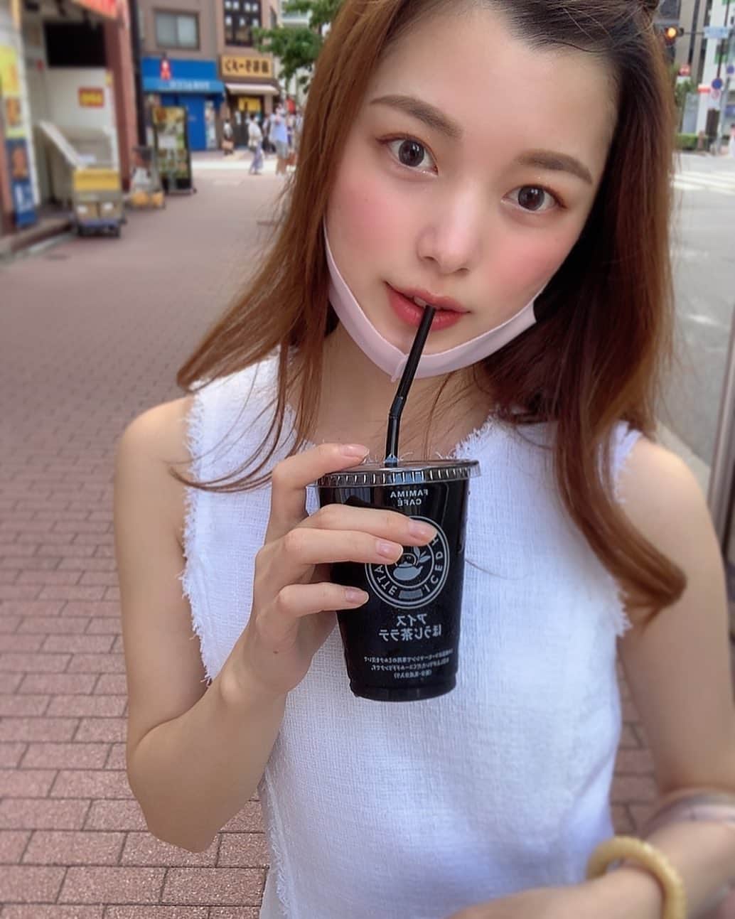 Laraのインスタグラム：「🥤 . ハマってたのにまさかの期間限定でした😢🤎  #ほうじ茶ラテ #ローソン派」