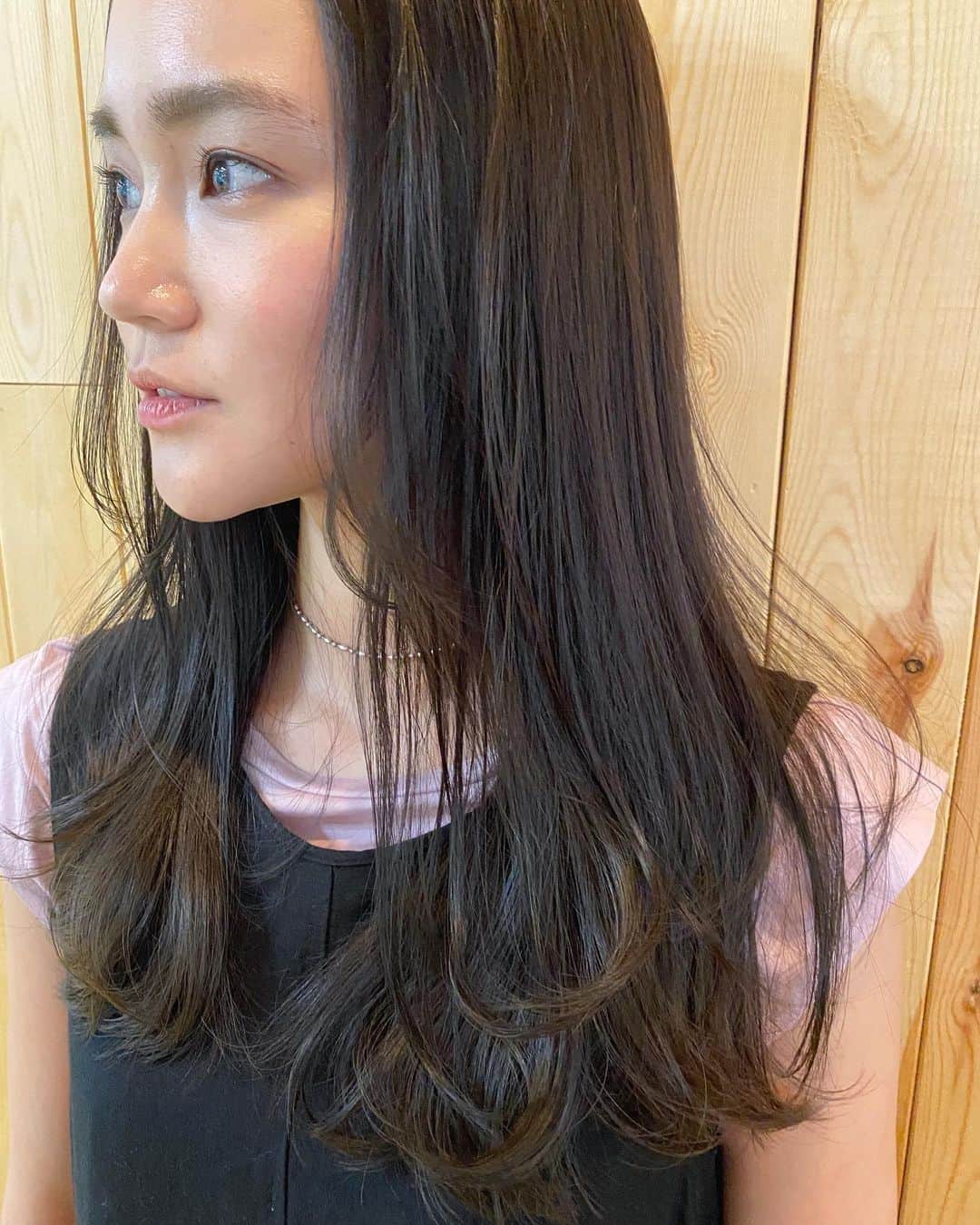 遠藤瞳のインスタグラム：「ヘアメンテナンス🌼  地毛風の落ち着いてるトーンだけど、 透明感のあるカラーにしてもらうのが 最近の私の定番🙋‍♀️  顔まわりもアレンジしやすいように 少しだけカットして貰いました😌✨ お気に入り🥺❤️  #hairstyle」