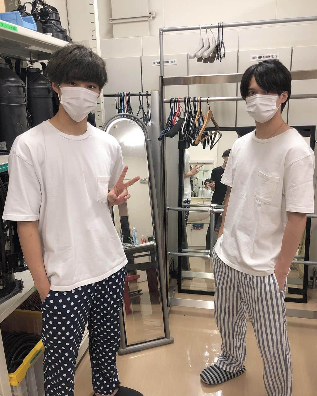 山口託矢さんのインスタグラム写真 - (山口託矢Instagram)「. パジャマコーデを上だけ私服に着替えたら おそろっちでただの部屋着みたいになった🤓👕 . 現場からは以上でーす🎤🙋‍♂️ . . #オフショット #楽屋ショット  #九星隊 #ナイスタ #リリイベ  #山口託矢 #中村昌樹  #昌樹の真剣な話を一生懸命聞いてたら寝そうになりました #一生懸命がゆえのやつね #許してちょんまげ  #ぽぽぽぽーん」8月29日 21時10分 - taku_ya_maguchi